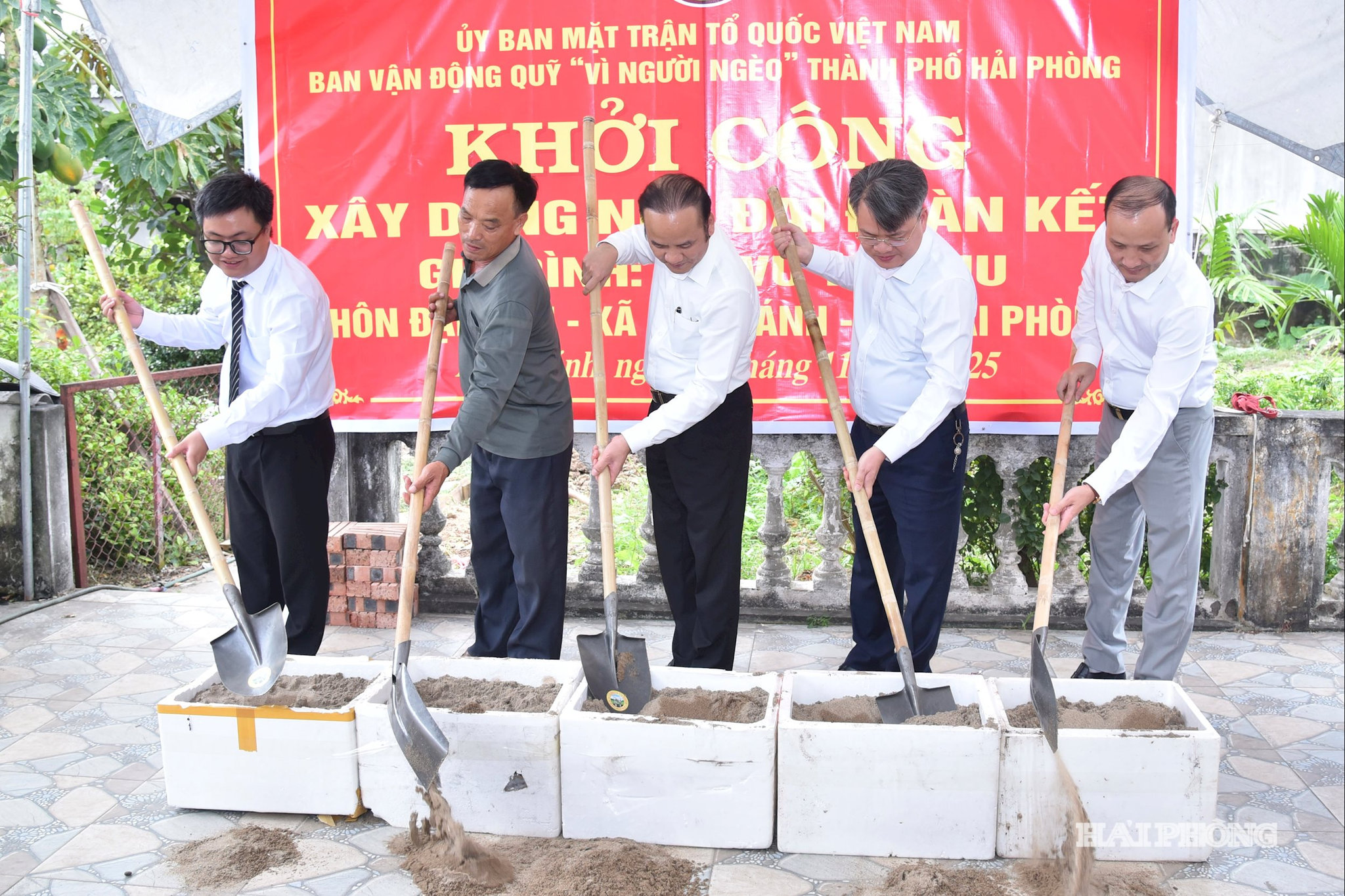 Các đại biểu thực hiện nghi thức khởi công nhà Đại đoàn kết.