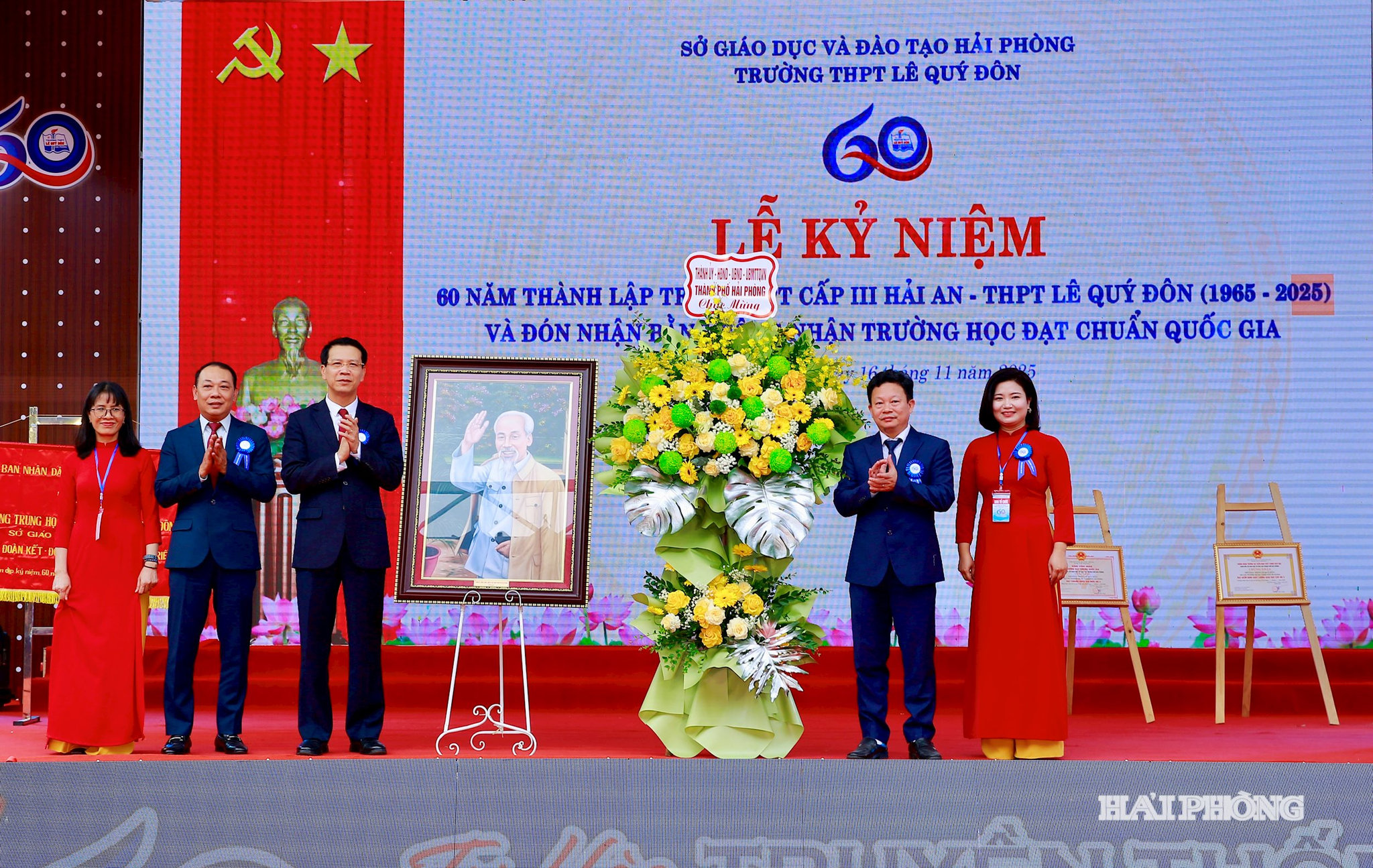Đồng chí Bùi Đức Quang, Uỷ viên Thành uỷ, Phó chủ tịch HĐND thành phố cùng lãnh đạo Sở Giáo dục và Đào tạo trao hoa, quà tặng Trường THPT Lê Quý Đôn.nhân kỷ niệm 60 năm thành lập.