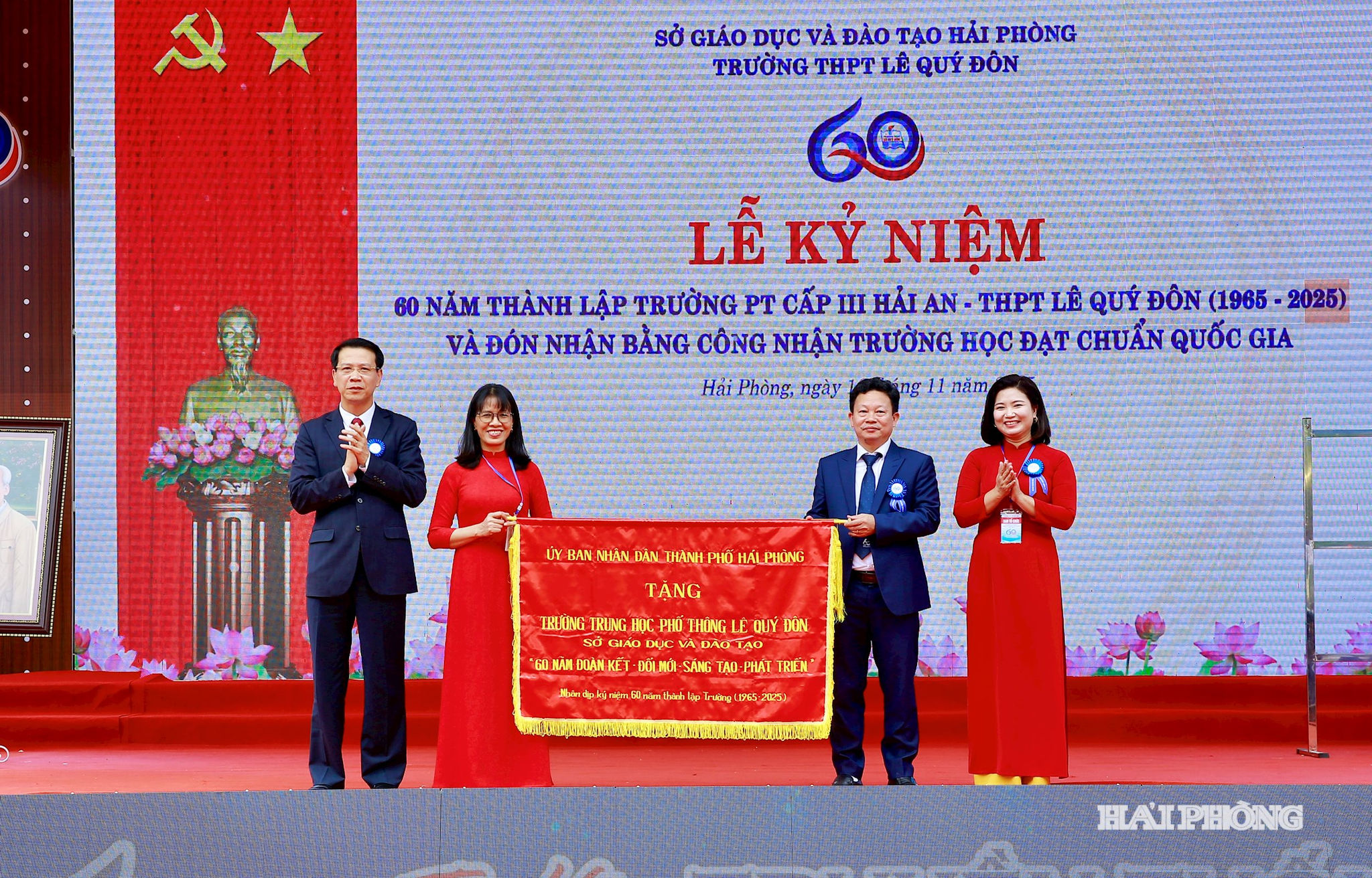 Đồng chí Bùi Đức Quang, Uỷ viên Thành uỷ, Phó chủ tịch HĐND thành phố trao bức trướng của UBND thành phố tặng Trường THPT Lê Quý Đôn