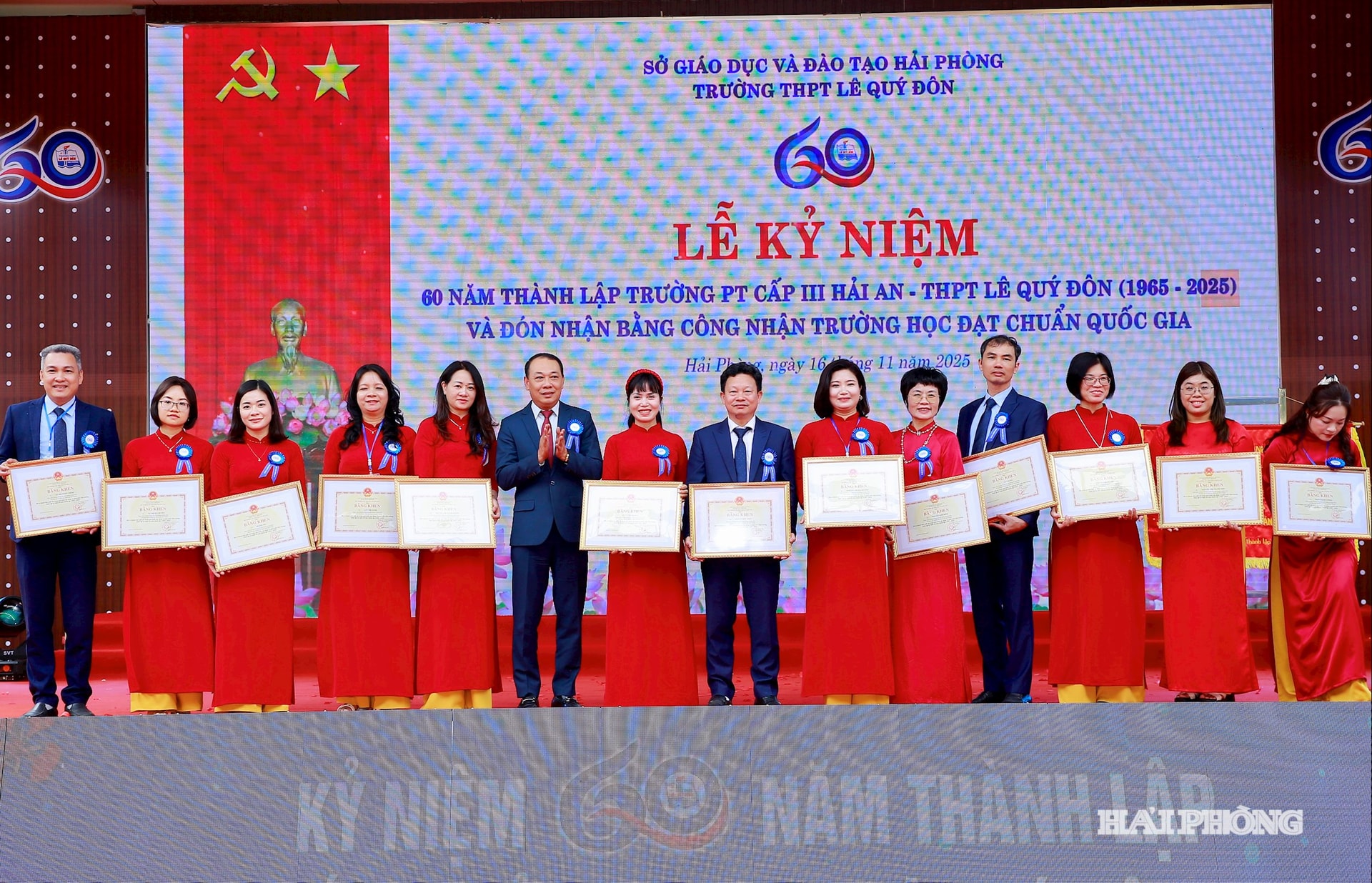 Lãnh đạo Sở Giáo dục và Đào tạo trao bằng khen của Bộ Giáo dục và Đào tạo tặng các cá nhân tiêu biểu.
