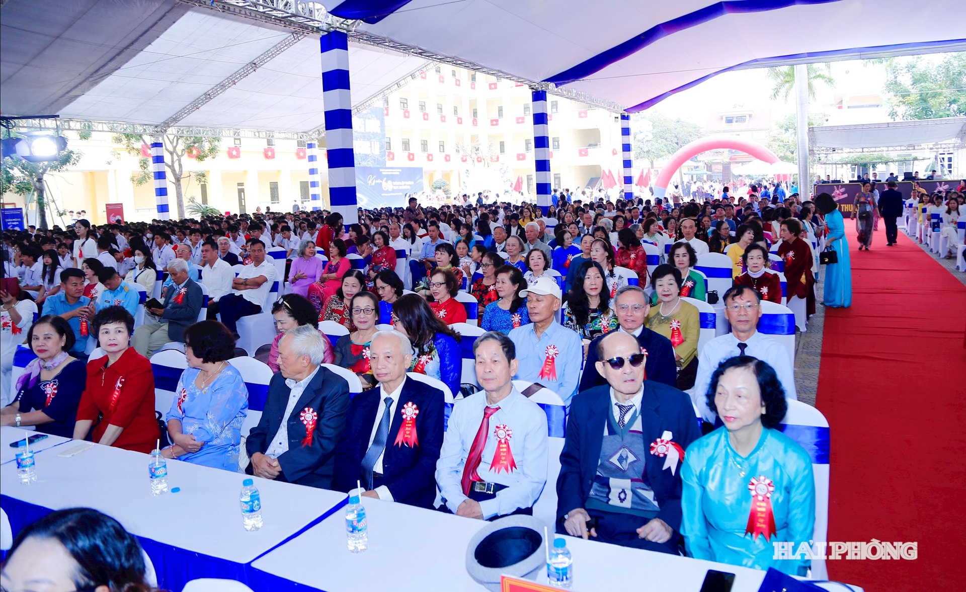 Đông đảo các thế hệ giáo viên và học sinh trường THPT An Dương về dự lễ kỷ niệm 60 năm thành lập trường.