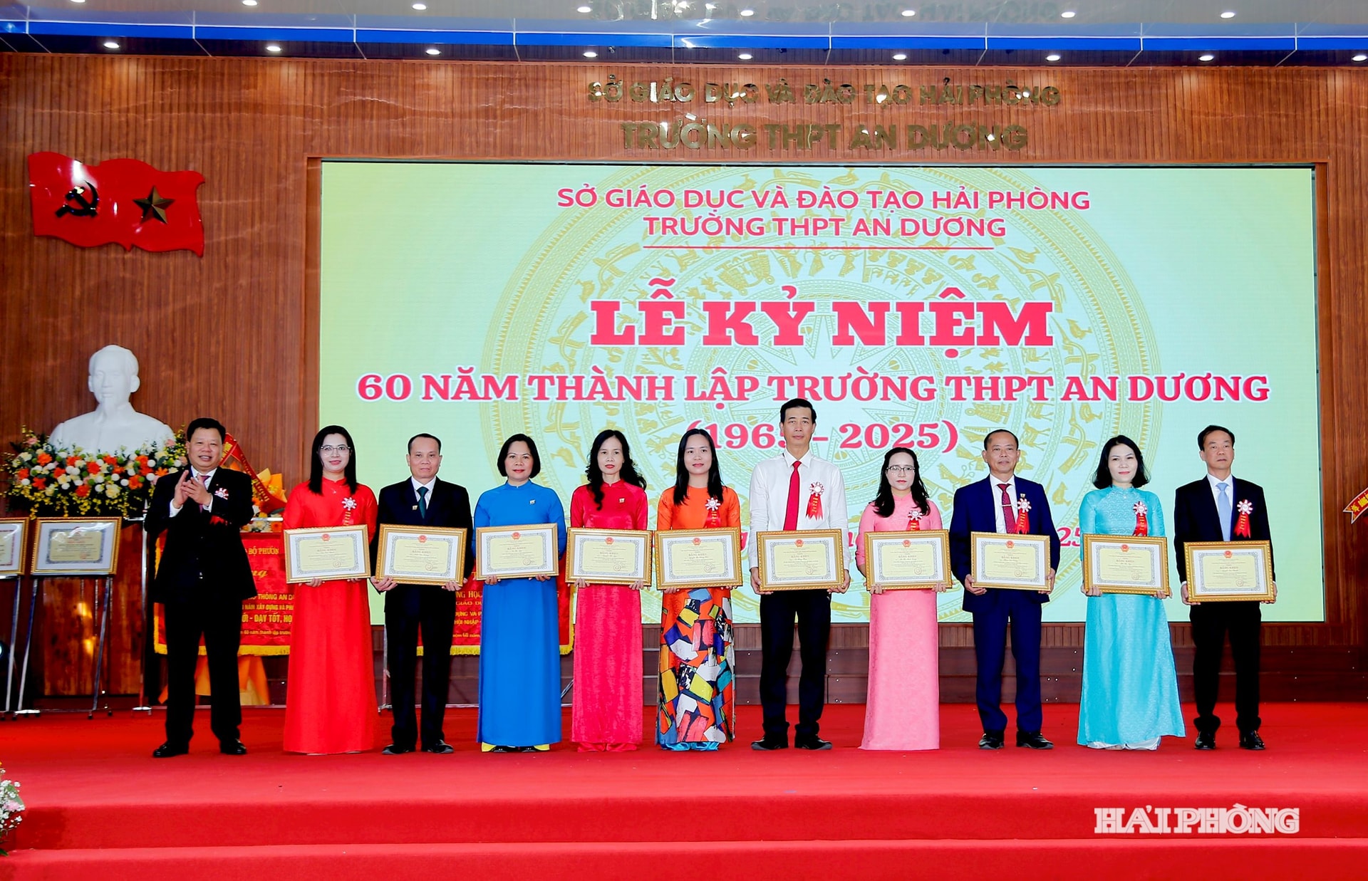 Đồng chí Lê Trung Kiên, Uỷ viên ban Thường vụ Thành ủy, Phó chủ tịch UBND thành phố, Trưởng ban quản lý khu kinh tế Hải Phòng trao bằng khen tặng các giáo viên có thành tích xuất sắc.