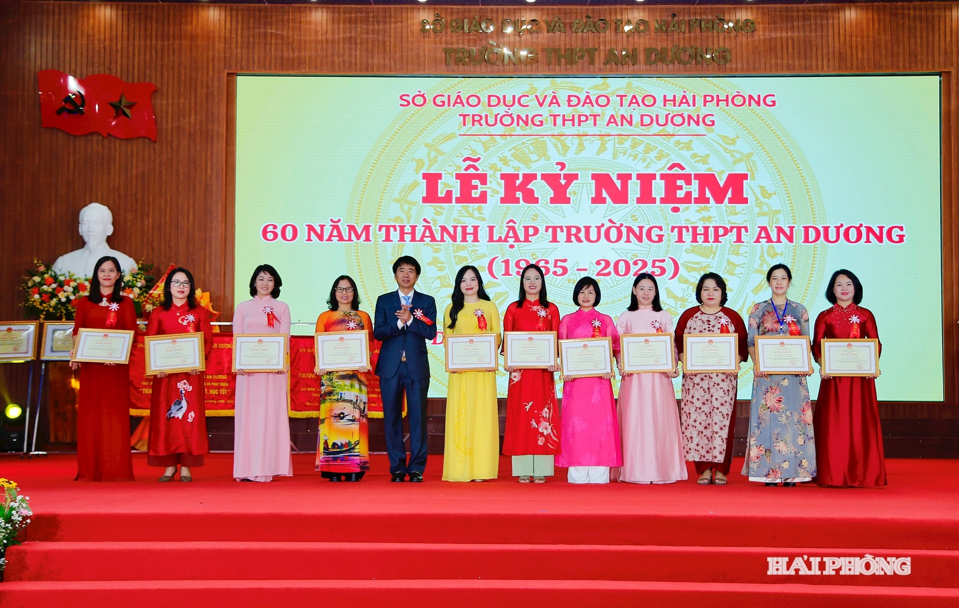 Lãnh đạo Sở Giáo dục và Đào tạo trao bằng khen tặng các nhà giáo có thành tích xuất sắc.