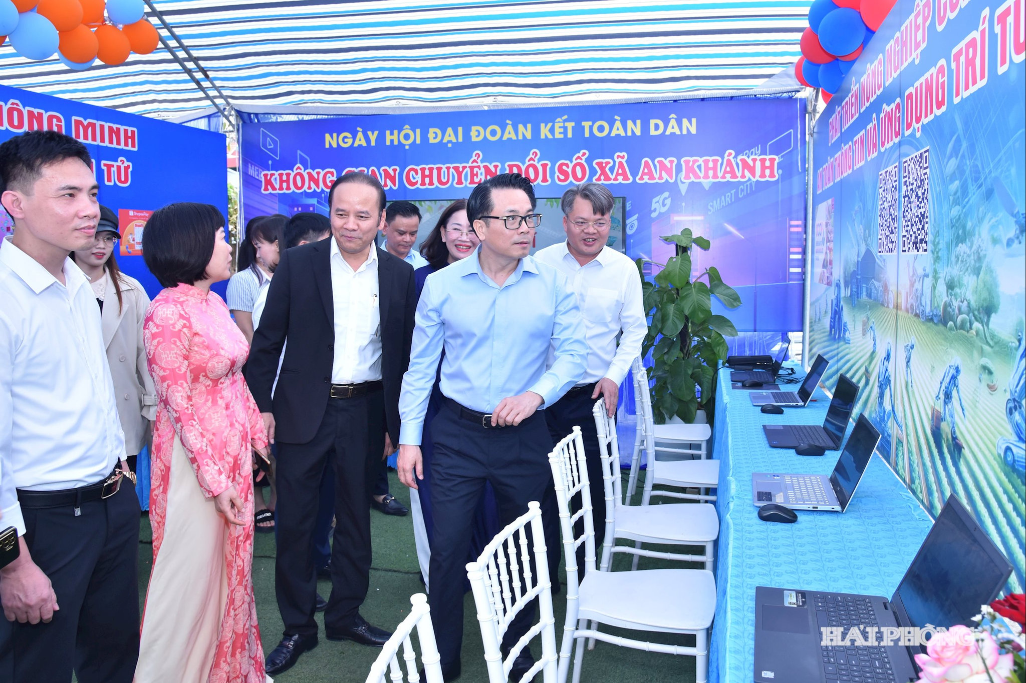 Đồng chí Lê Trí Vũ, Uỷ viên Ban Thường vụ Thành ủy, Trưởng Ban Tổ chức Thành uỷ cùng các đại biểu tham quan các gian hàng tại ngày hội.