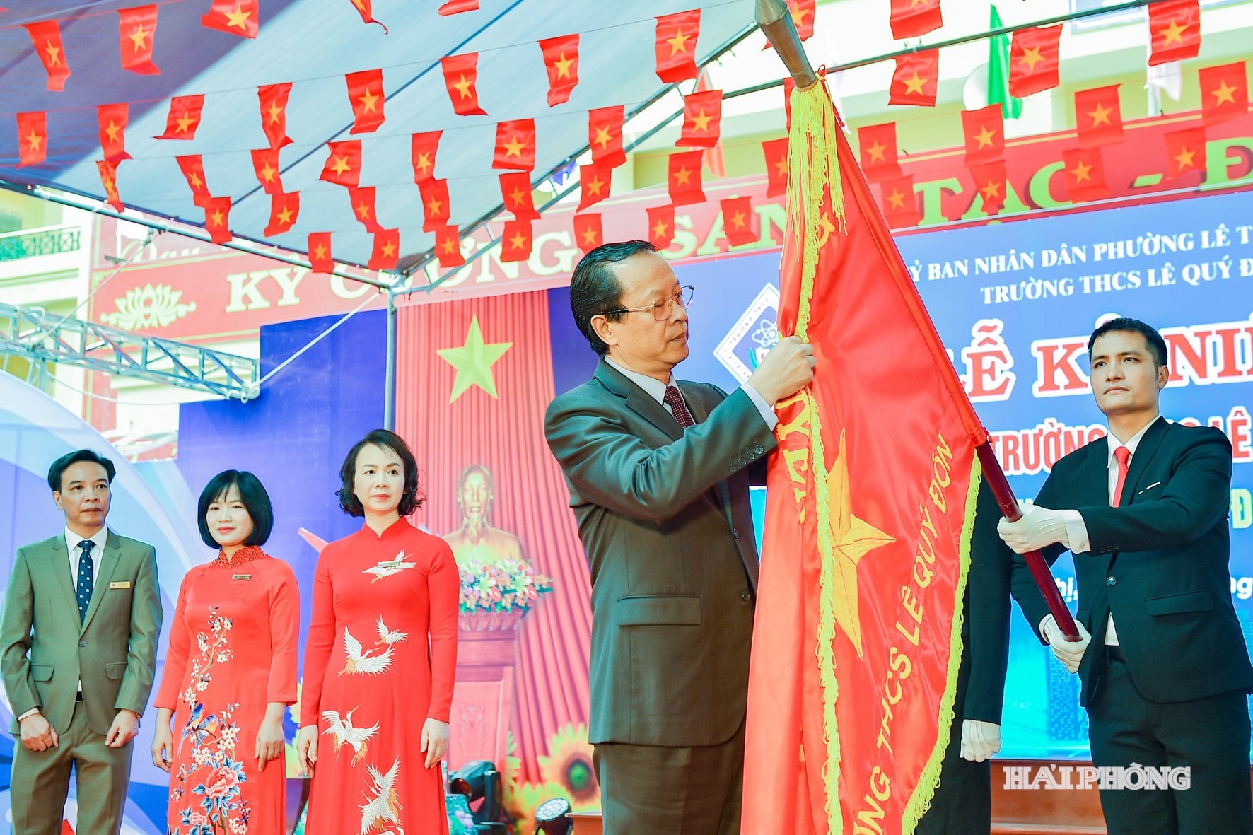 Thừa ủy quyền của Chủ tịch nước, đồng chí Phạm Ngọc Thưởng, Thứ trưởng Thường trực Bộ Giáo dục và Đào tạo trao Huân chương Độc Lập hạng ba cho Trường THCS Lê Quý Đôn.