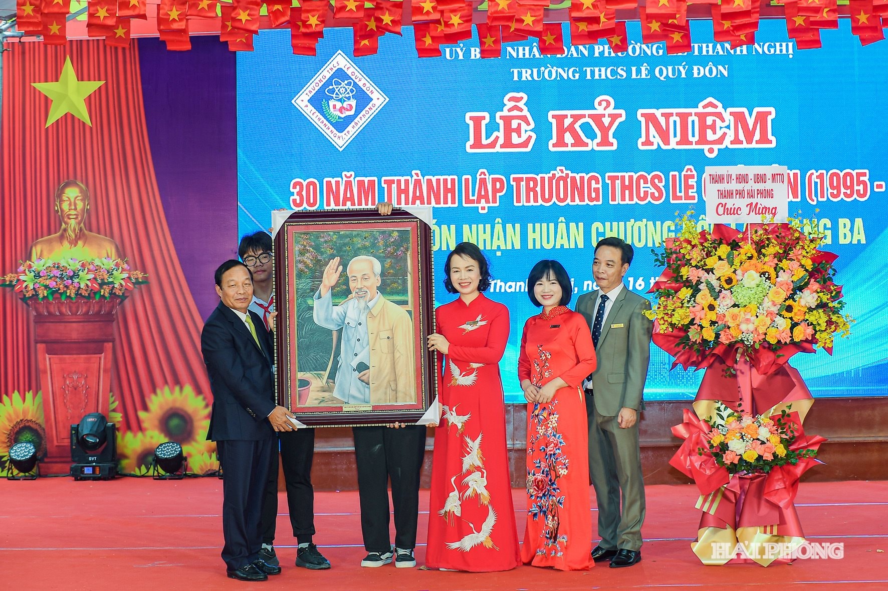 Anh bao in phan tiep: Đồng chí Lê Văn Hiệu, Phó Bí thư Thành uỷ, Chủ tịch HĐND thành phố tặng hoa và quà chúc mừng nhà trường.
