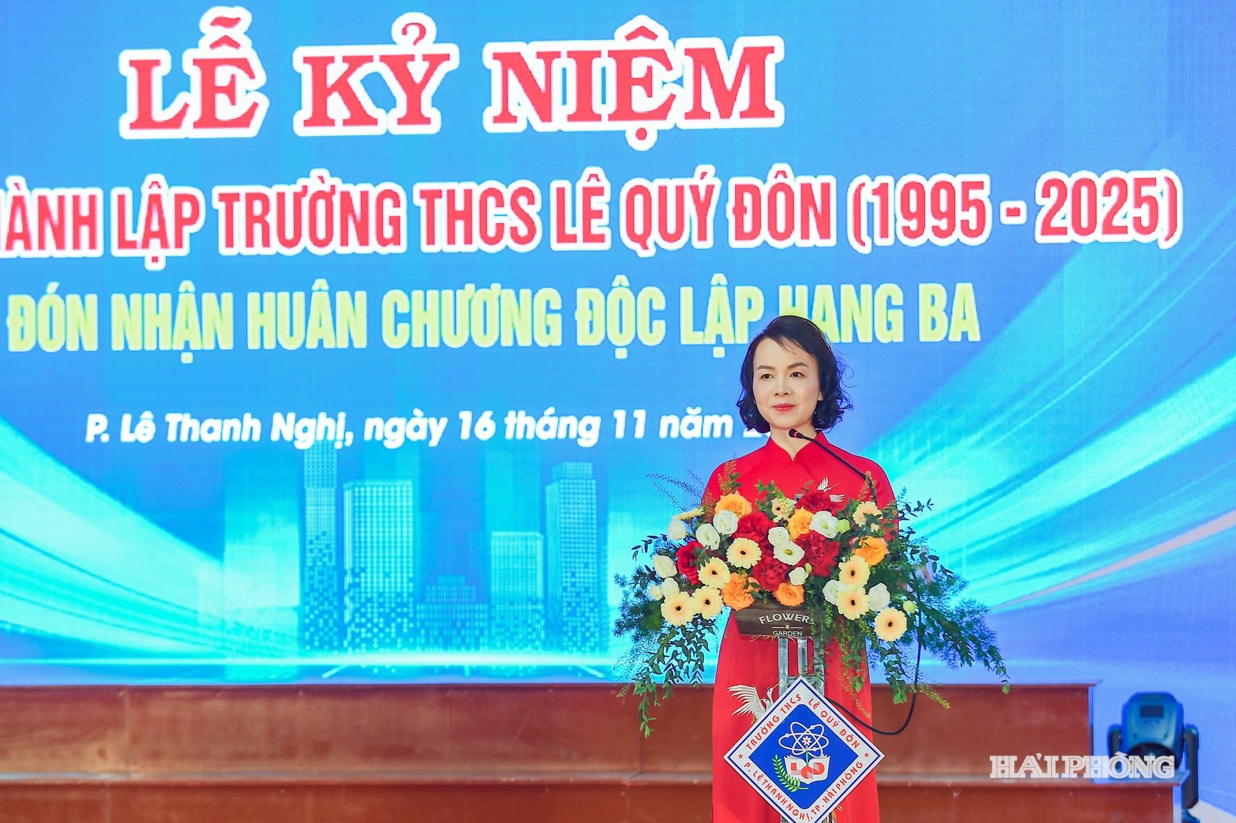 Nhà giáo Lê Thanh Bình, Hiệu trưởng Trường THCS Lê Quý Đôn phát biểu tại lễ đón nhận Huân chương Độc lập hạng ba.