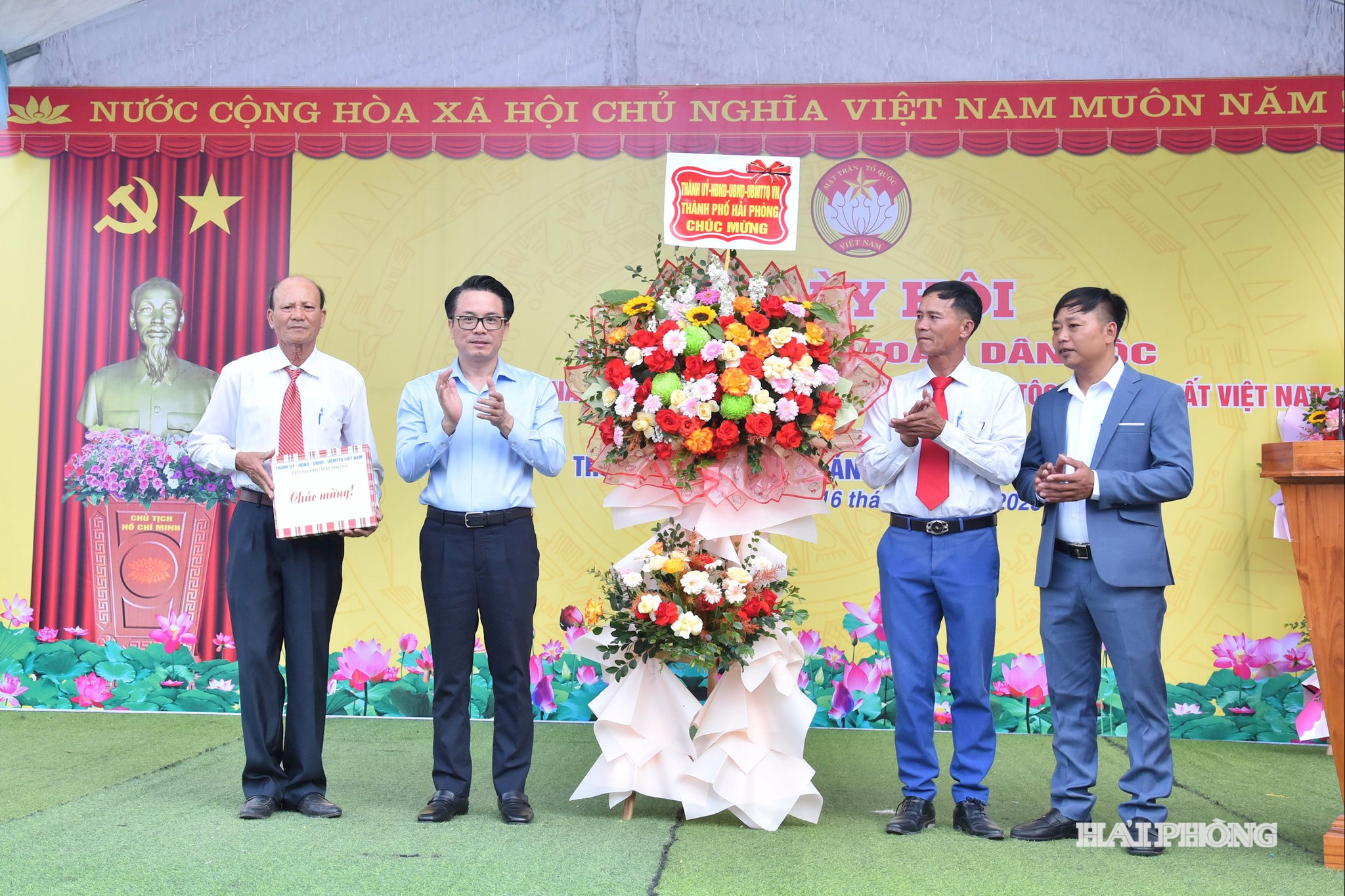 Đồng chí Lê Trí Vũ, Uỷ viên Ban Thường vụ Thành ủy, Trưởng Ban Tổ chức Thành uỷ tặng hoa, quà chúc mừng cán bộ nhân dân thôn Ly Câu, xã An Khánh.