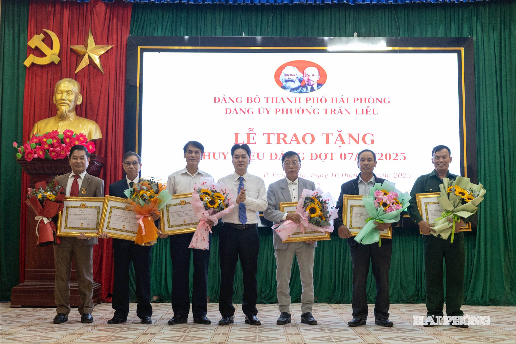 Đợt này, Đảng bộ phường Trần Liễu có 13 đảng viên được nhận Huy hiệu Đảng.