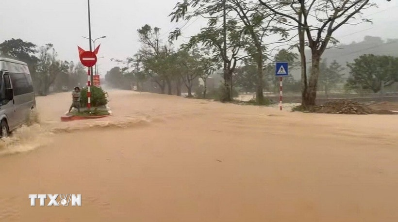 Một số tuyến đường của xã A Lưới 3, thành phố Huế, bị ngập, nước chảy siết do mưa lớn. (Ảnh: TTXVN phát)