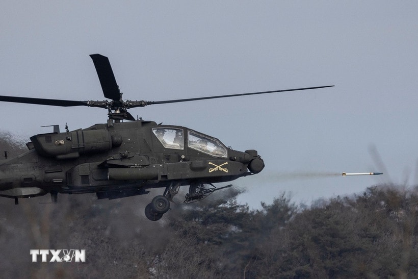 Trực thăng AH-64E Apache tham gia cuộc tập trận bắn đạn thật Hàn-Mỹ tại thao trường Rodriguez ở Pocheon (Hàn Quốc), ngày 10/2/2025. (Ảnh: Yonhap/TTXVN)