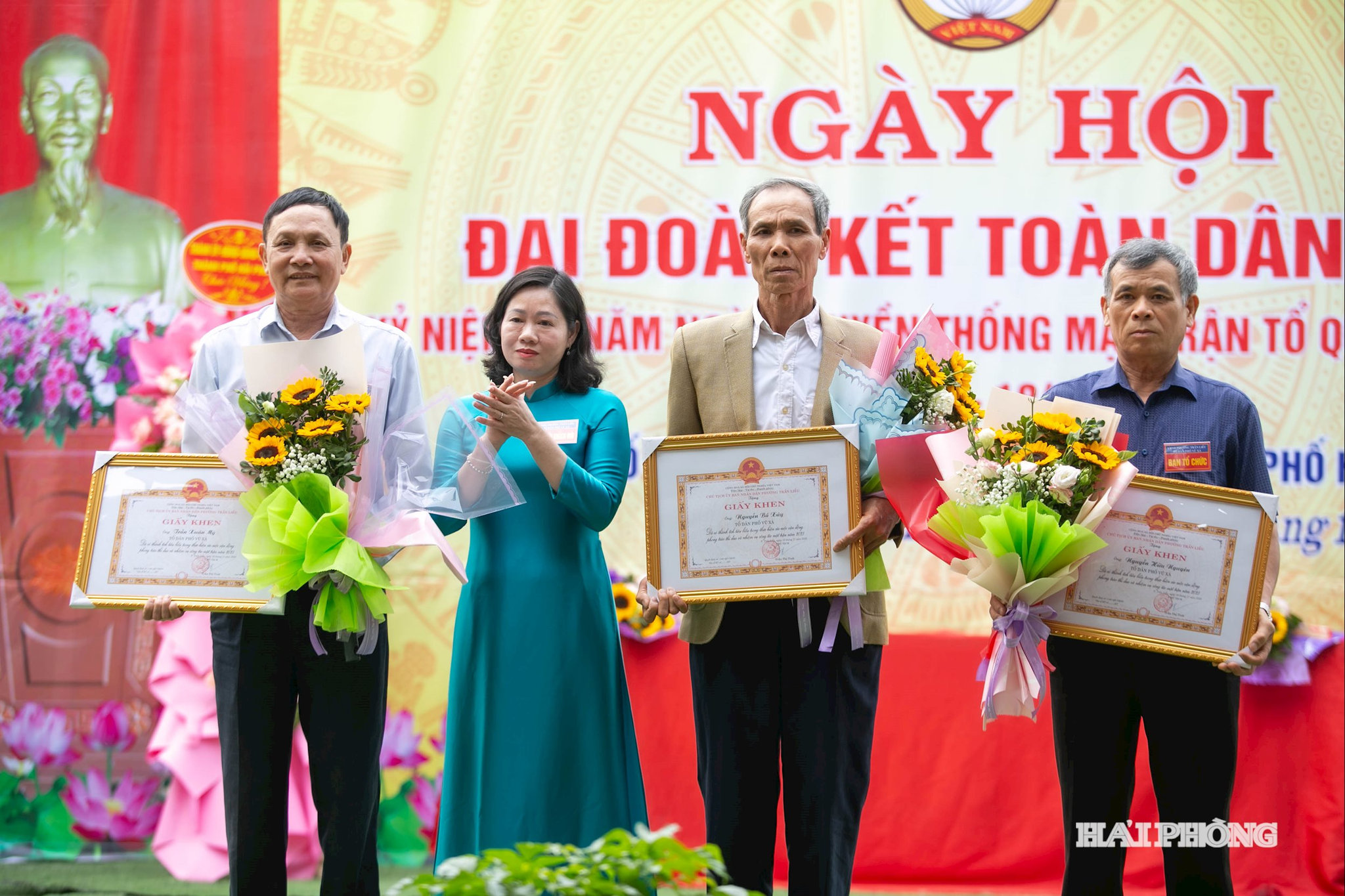 trao-giay-khen.jpg