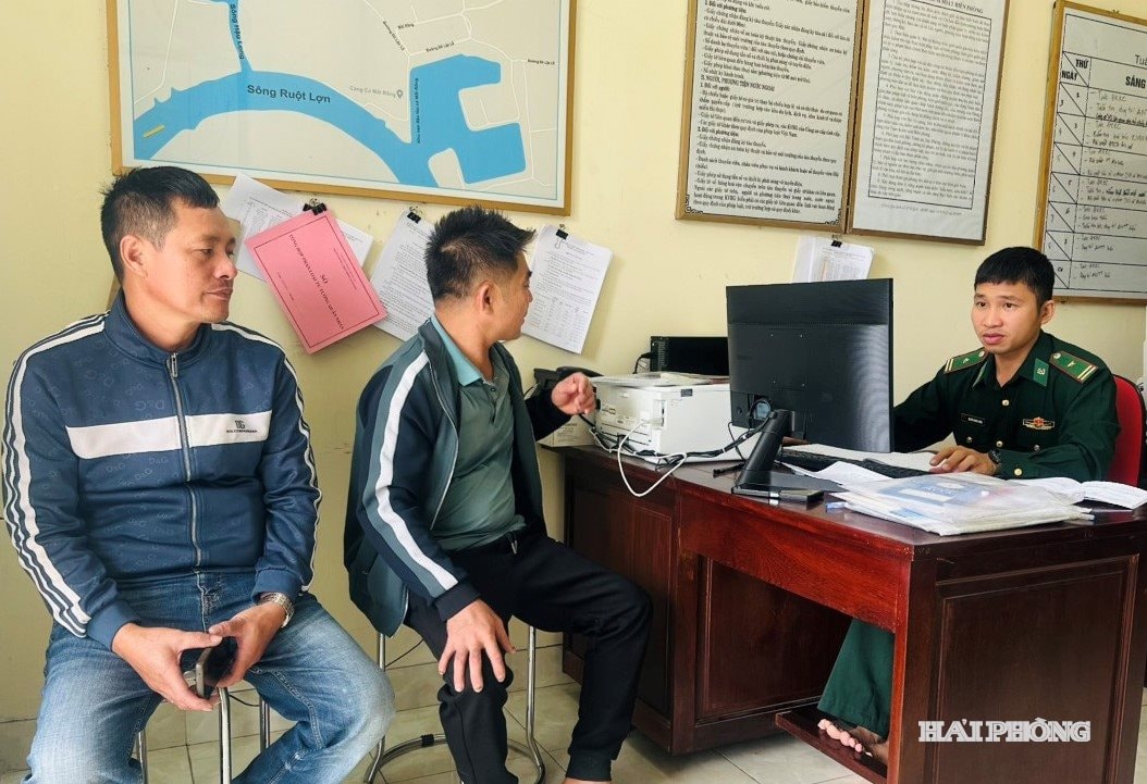 Cán bộ, chiến sĩ Trạm Kiểm soát biên phòng Bạch Đằng làm thủ tục cho tàu cá xuất bến