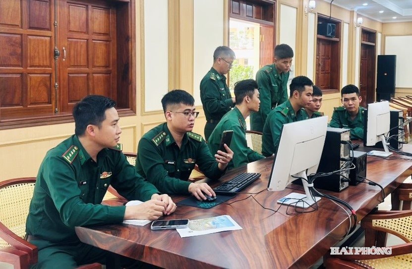 Cán bộ, chiến sĩ Bộ đội Biên phòng thành phố tổ chức các lớp hướng dẫn kỹ năng số