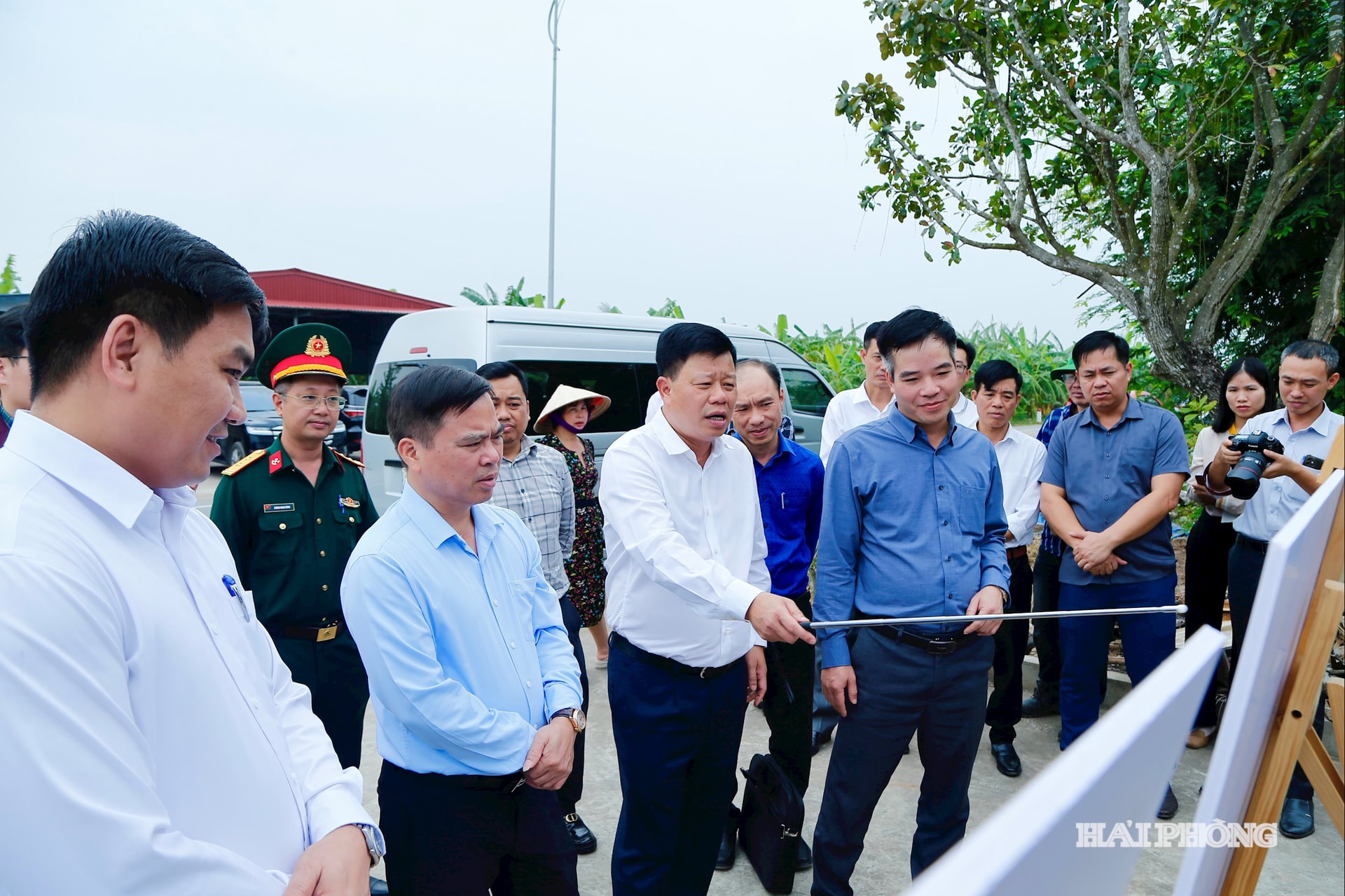 Kamrat Le Trung Kien, medlem av stadspartikommitténs ständiga kommitté, vice ordförande för stadens folkkommitté och ordförande för Hai Phongs ekonomiska zonförvaltningsstyrelse inspekterade röjningen av platsen och investeringarna i byggandet av Tien Lang Airport Industrial Park-projektet (område B) i Chan Hung kommun.