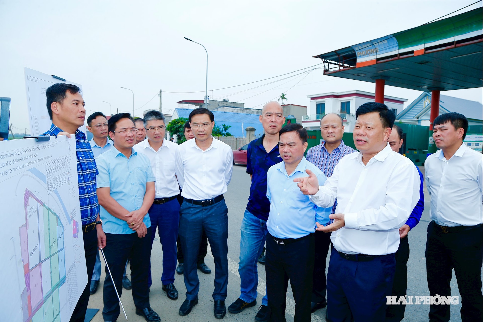 Kamrat Le Trung Kien, medlem av stadspartikommitténs ständiga kommitté, vice ordförande för stadens folkkommitté och ordförande för Hai Phongs ekonomiska zonförvaltningsstyrelse inspekterade röjningen av platsen och investeringarna i byggandet av Tran Duong-Hoa Binh industriparksprojekt (område A) i Nguyen Binh Khiem kommun.