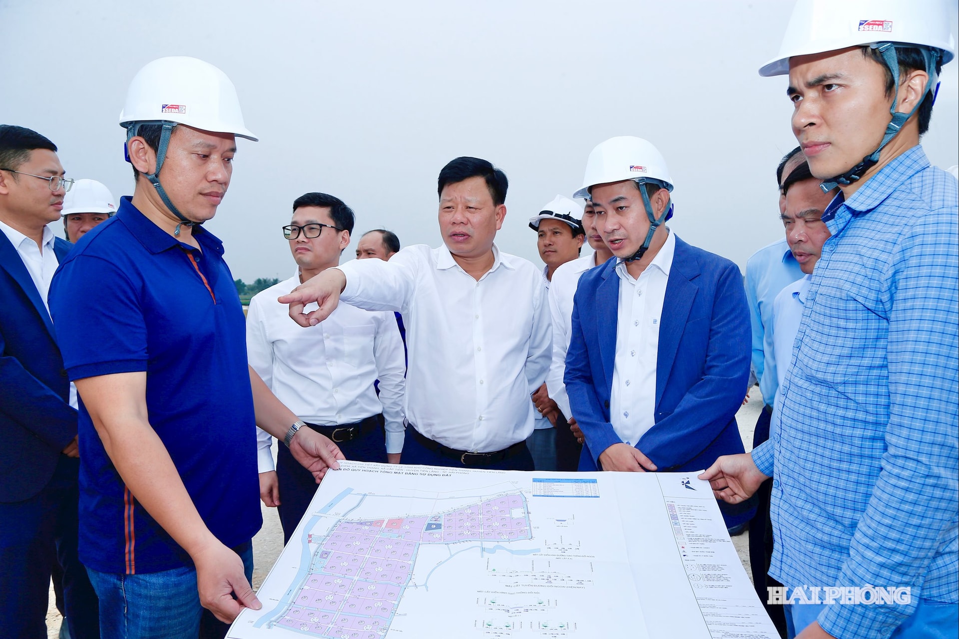 សមមិត្ត Le Trung Kien សមាជិកគណៈកម្មាធិការអចិន្ត្រៃយ៍នៃគណៈកម្មាធិការបក្សទីក្រុង អនុប្រធានគណៈកម្មាធិការប្រជាជនទីក្រុង ប្រធានក្រុមប្រឹក្សាភិបាលតំបន់សេដ្ឋកិច្ច Hai Phong បានត្រួតពិនិត្យការបោសសំអាតទីតាំង និងការវិនិយោគក្នុងការសាងសង់គម្រោងសួនឧស្សាហកម្ម Tien Thanh នៅឃុំ Tien Lang និង Tan Minh។