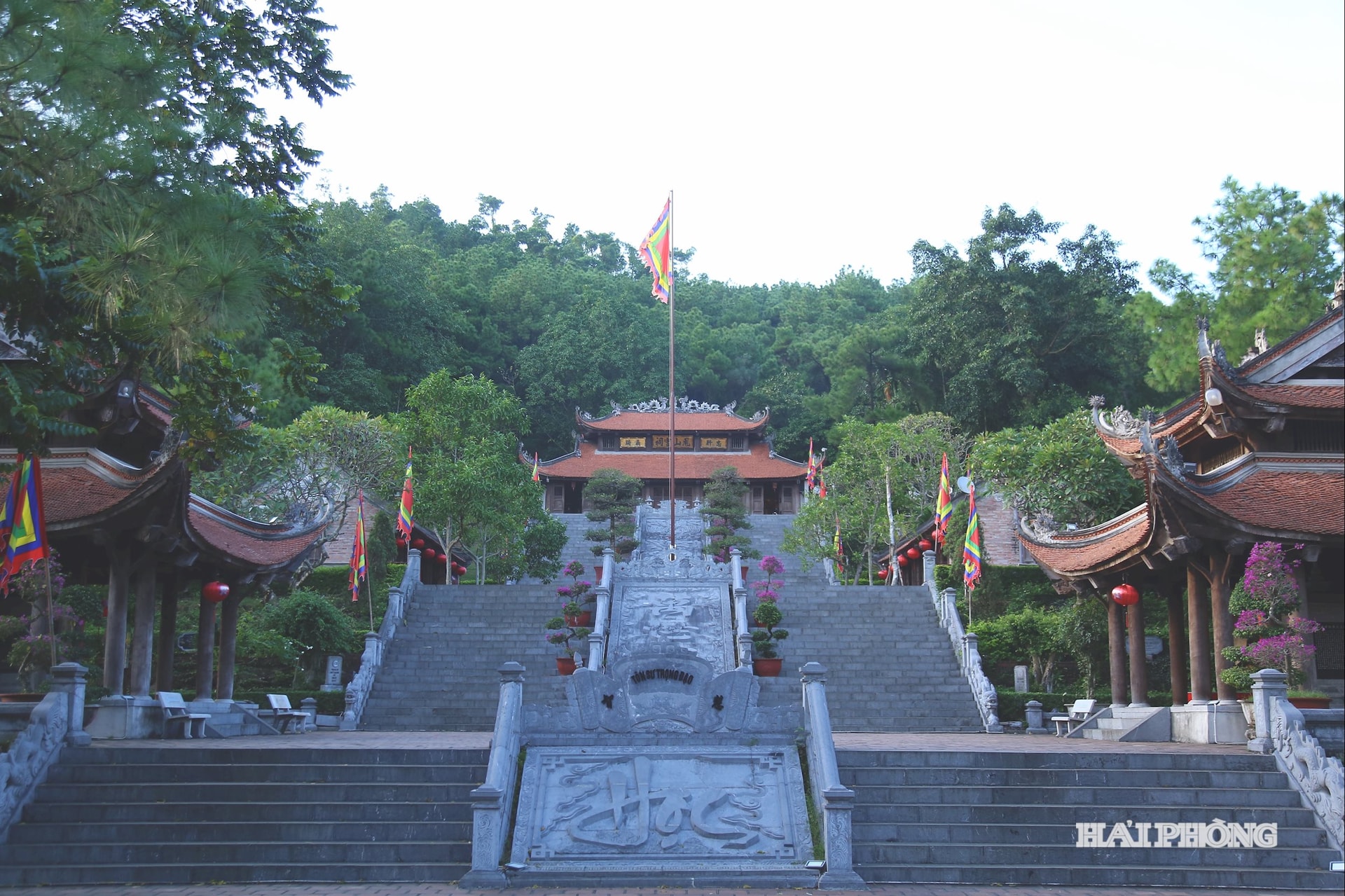 Đền thờ thầy giáo Chu Văn An nằm giữa khu rừng thông xanh ngút ngàn của núi Phượng Hoàng. Quần thể đền được trùng tu quy mô năm 2008 với tam quan nội, tam quan ngoại, hai nhà bia, hai giải vũ, các sân hạ, trung, thượng và tòa chính điện theo hình chữ nhị, thiết kế chồng diêm hai tầng tám mái.