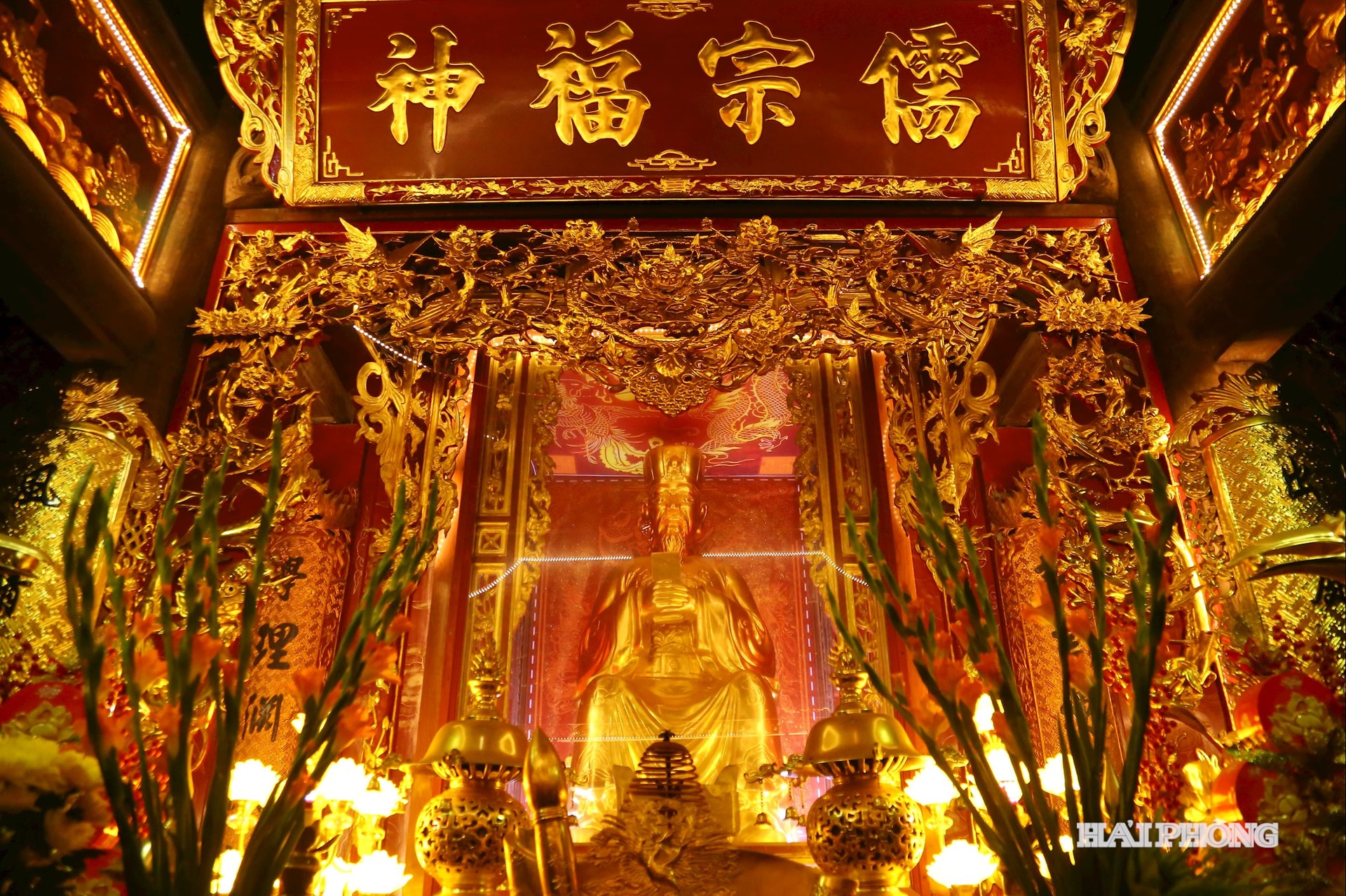Tượng thờ thầy giáo Chu Văn An được đặt phía trong hậu cung của đền, tượng bằng đồng, nặng 100 kg do Trường Đại học Kiến trúc Hà Nội công đức. Phía trên là bức đại tự với hàng chữ “vệ dực chính đạo”.