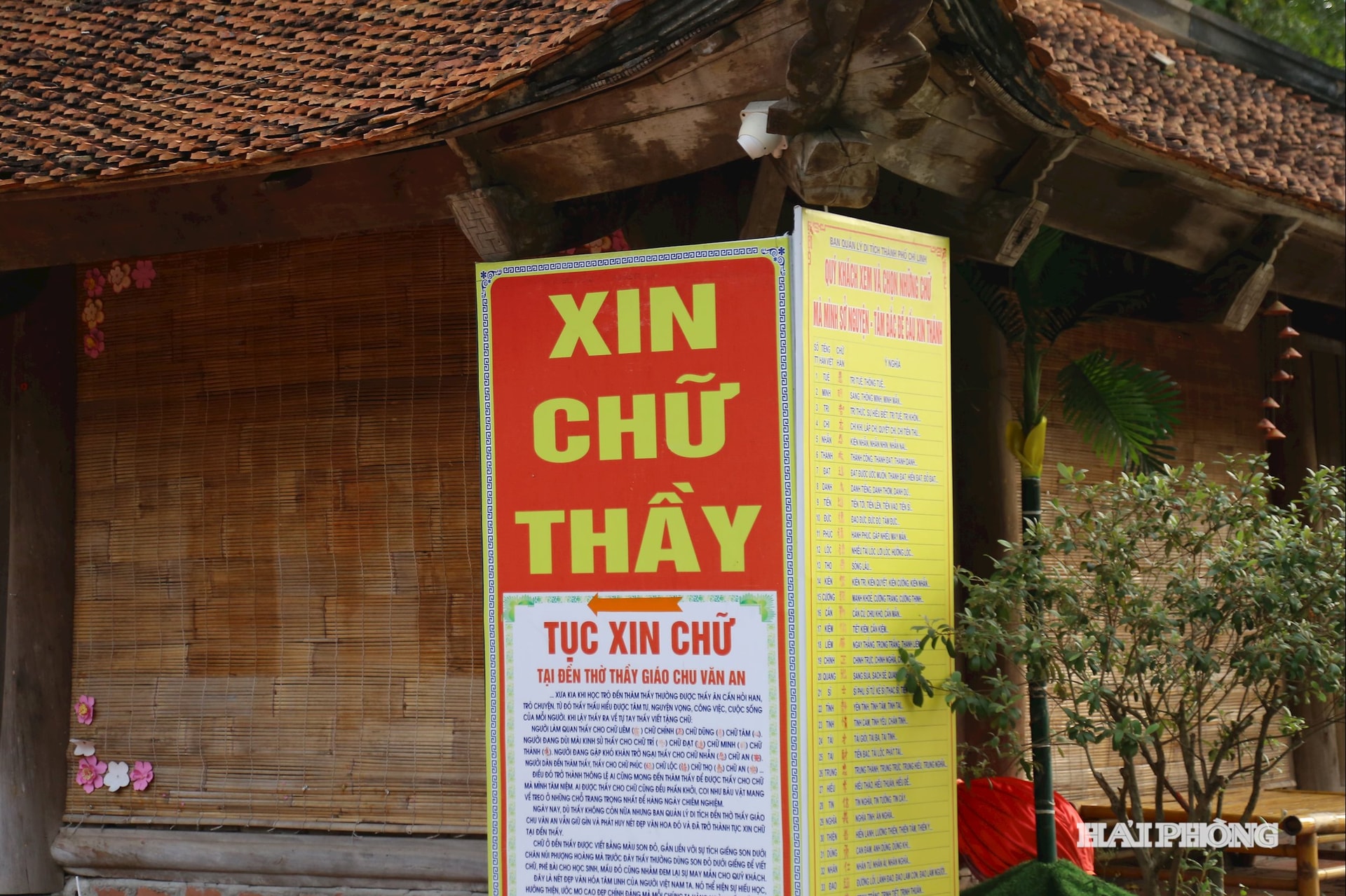 Người xưa khi đến thăm thầy Chu Văn An thường được tặng chữ phù hợp với hoàn cảnh: người làm quan được chữ Liêm, Chính, Dũng; người đi học được chữ Trí, Tuệ, Đạt; người gặp khó khăn được chữ Nhẫn, An; người dân thì nhận chữ Phúc, Lộc, Thọ. Ngày nay, Ban quản lý đền vẫn gìn giữ nét văn hóa ấy như một cách duy trì giá trị đạo học mà thầy để lại.