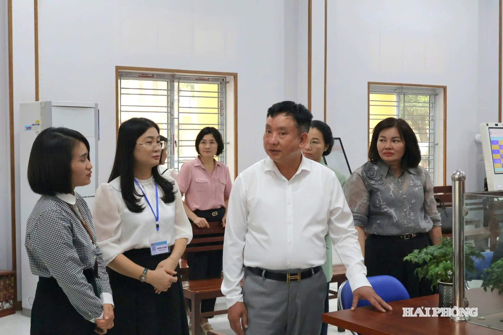 সিটি পিপলস কমিটির ভাইস চেয়ারম্যান কমরেড ট্রান ভ্যান কোয়ান, হো চি মিন কমিউন পাবলিক অ্যাডমিনিস্ট্রেশন সার্ভিস সেন্টারে দ্বি-স্তরের স্থানীয় সরকারের কার্যক্রম পরিদর্শন করেন।