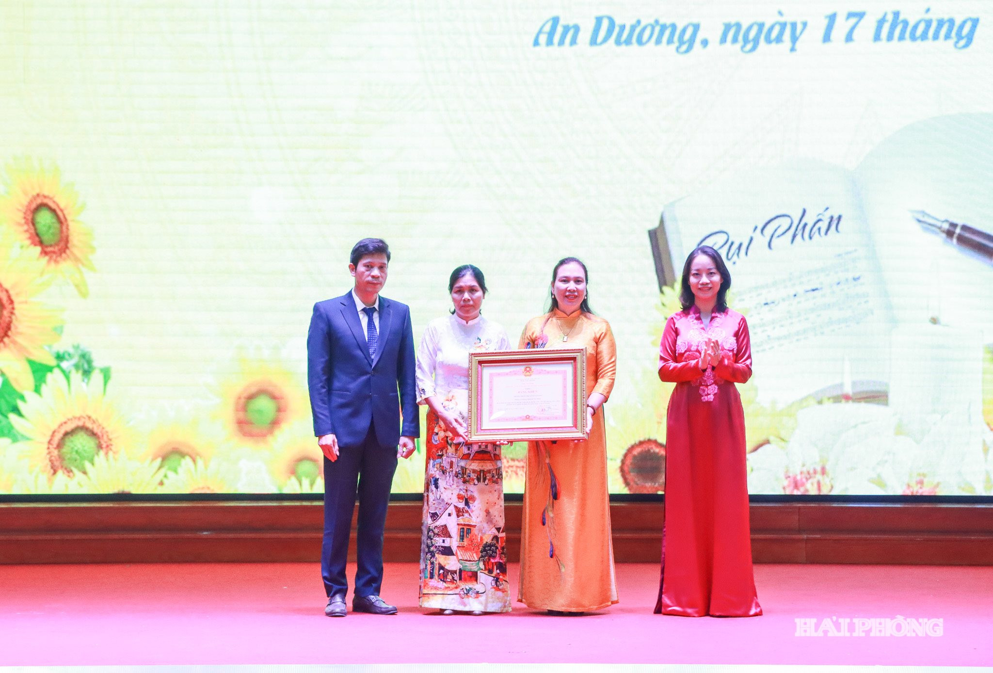 Lãnh đạo đảng uỷ phường An Dương trao bằng khen của Thủ tướng Chính phủ tặng trường THCS Nam Sơn