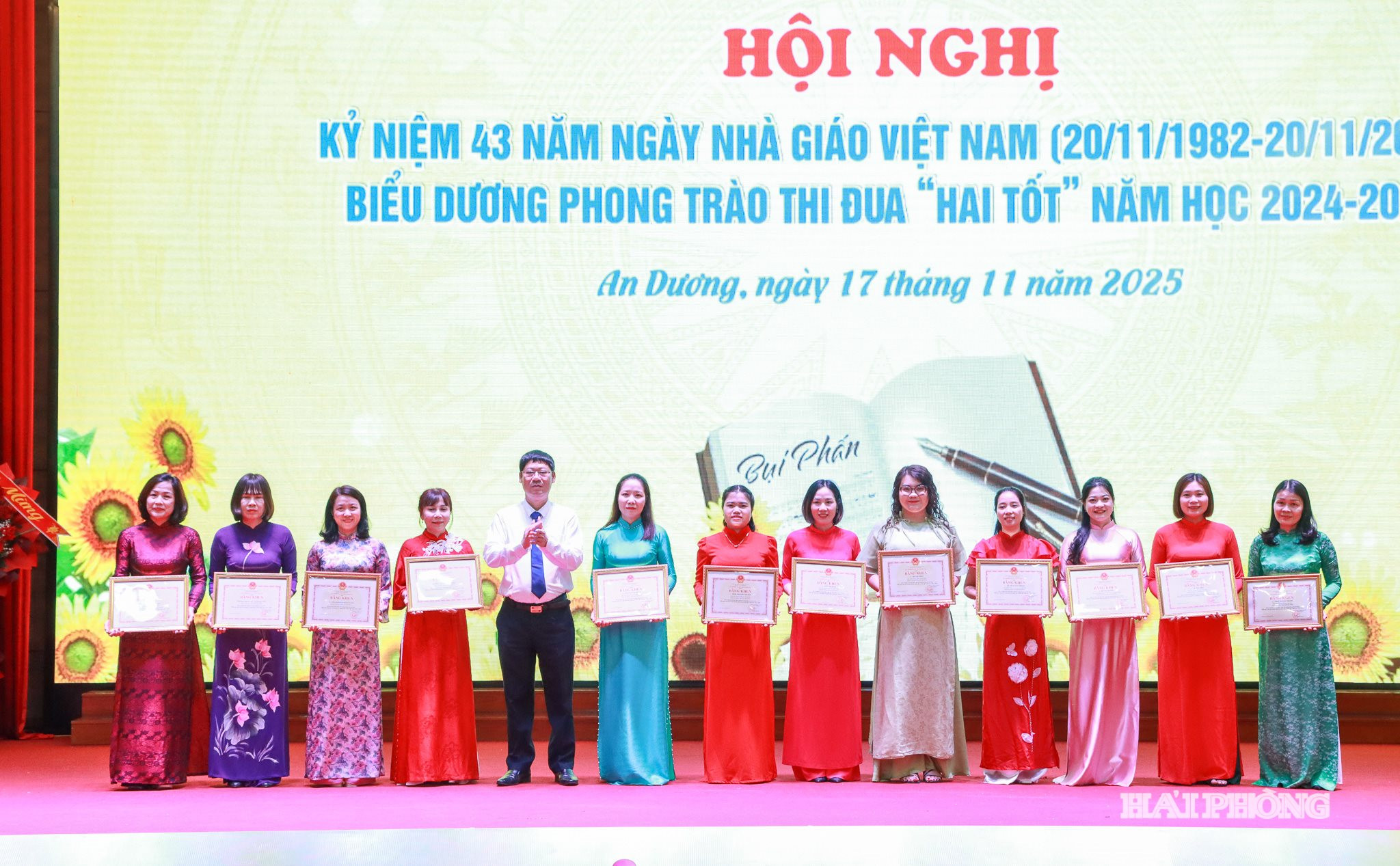 Trao bằng khen của Bộ trưởng Bộ Giáo dục và Đào tạo tặng các tập thể, cá nhân có thành tích xuất sắc