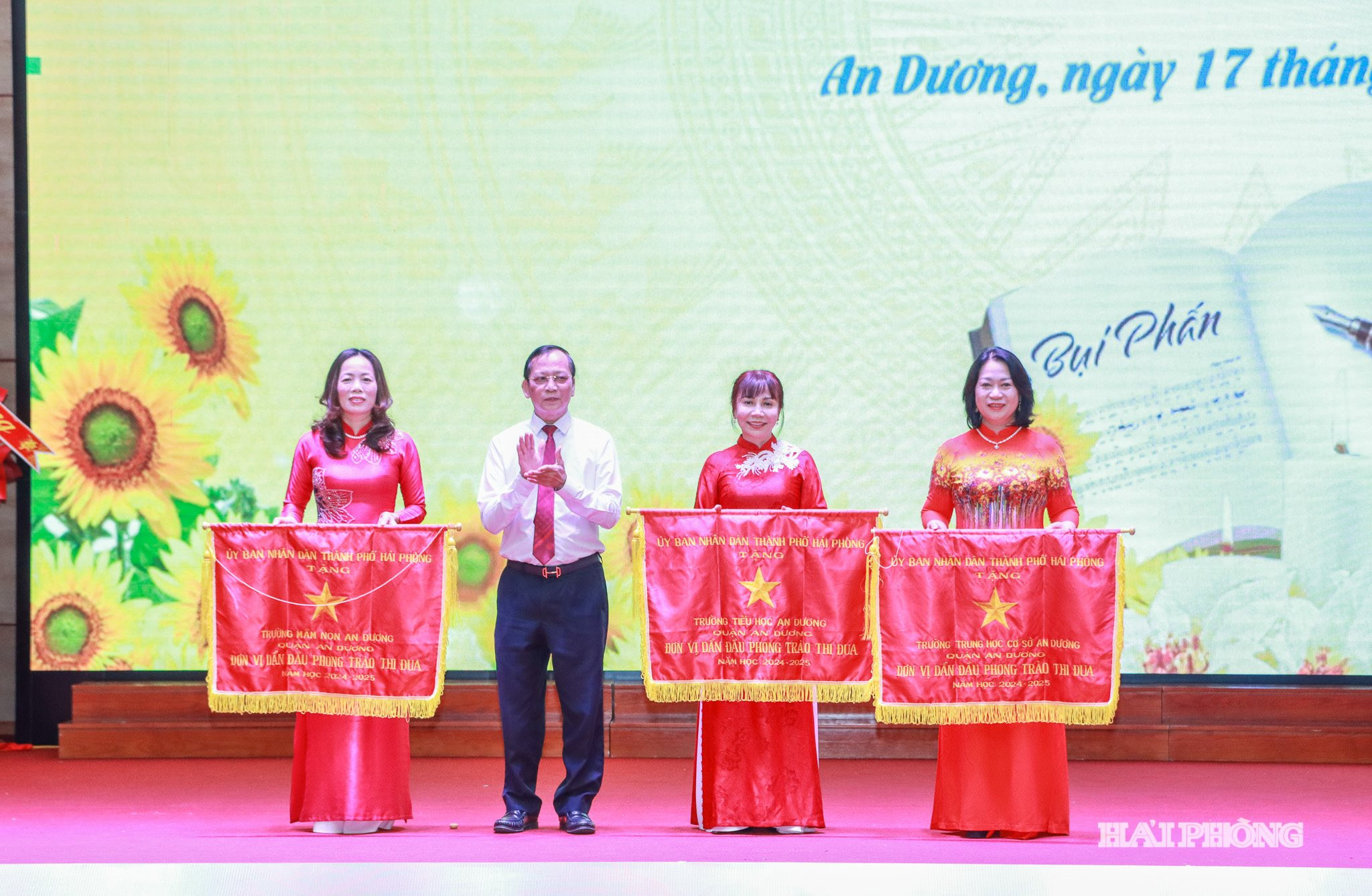 Trao cờ thi tặng các tập thể dẫn đầu phong trào thi đua thành phố