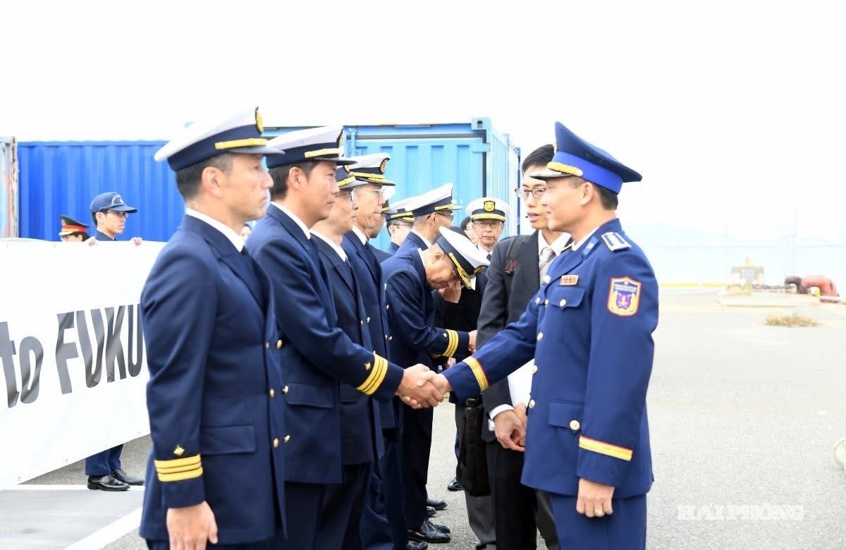 Lực lượng Bảo vệ bờ biển Nhật Bản đón Trưởng đoàn công tác Cảnh sát biển Việt Nam tại cảng Hakata
