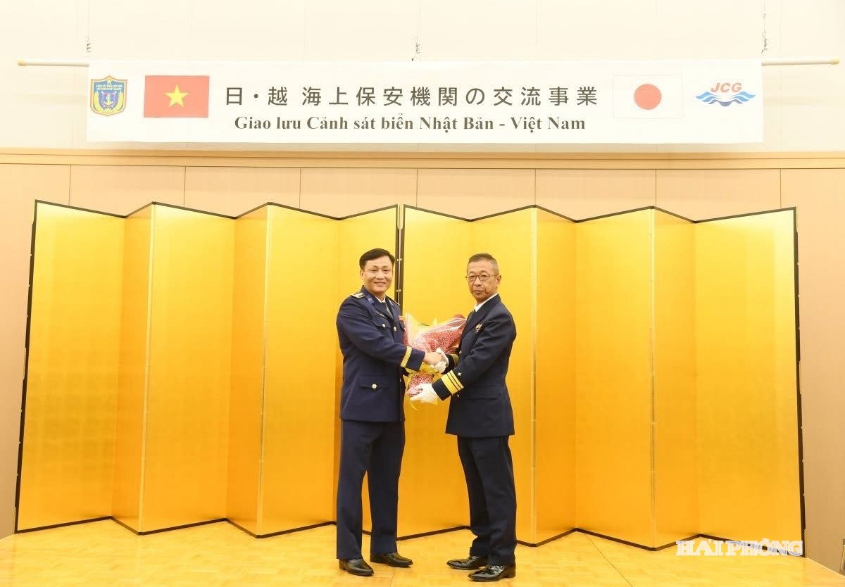 Ngài Fukumoto Takuya tặng hoa chúc mừng Đại tá Lê Thanh Hải và đoàn công tác Cảnh sát biển Việt Nam đến thành phố Fukuoka