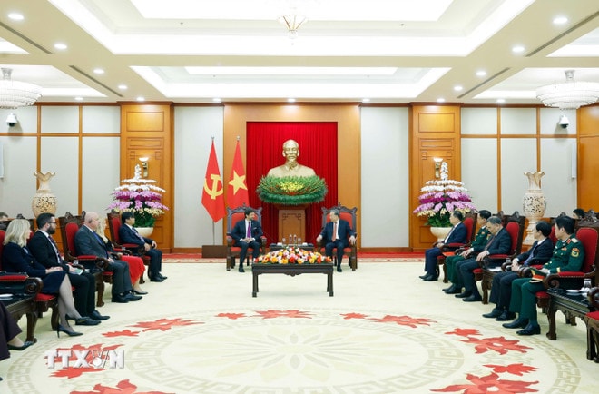 ttxvn-tong-bi-thu-tiep-pho-thu-tuong-bo-truong-quoc-phong-slovakia-3.jpg