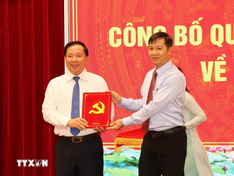 Ông Nguyễn Thành Tâm, Ủy viên Trung ương Đảng, Phó Trưởng Ban Tổ chức Trung ương trao Quyết định của Ban Bí thư điều động, chỉ định ông Nguyễn Văn Út giữ chức Phó Bí thư Tỉnh ủy Đồng Nai. (Ảnh: Sỹ Tuyên/TTXVN)