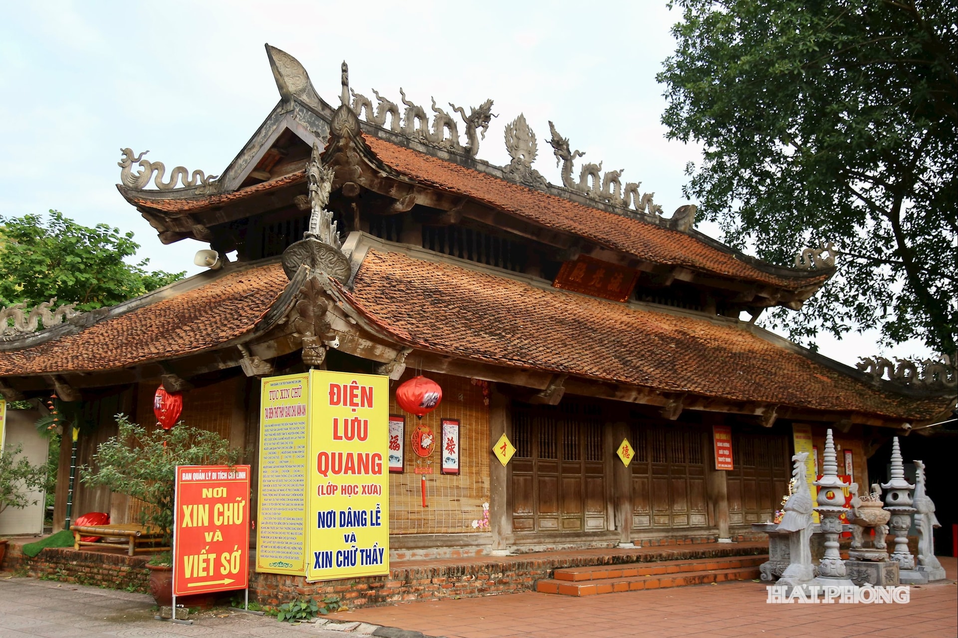 Điện Lưu Quang là nơi thầy Chu Văn An dạy học xưa kia. Điện nằm bên phải đền xuôi về phía tây núi.