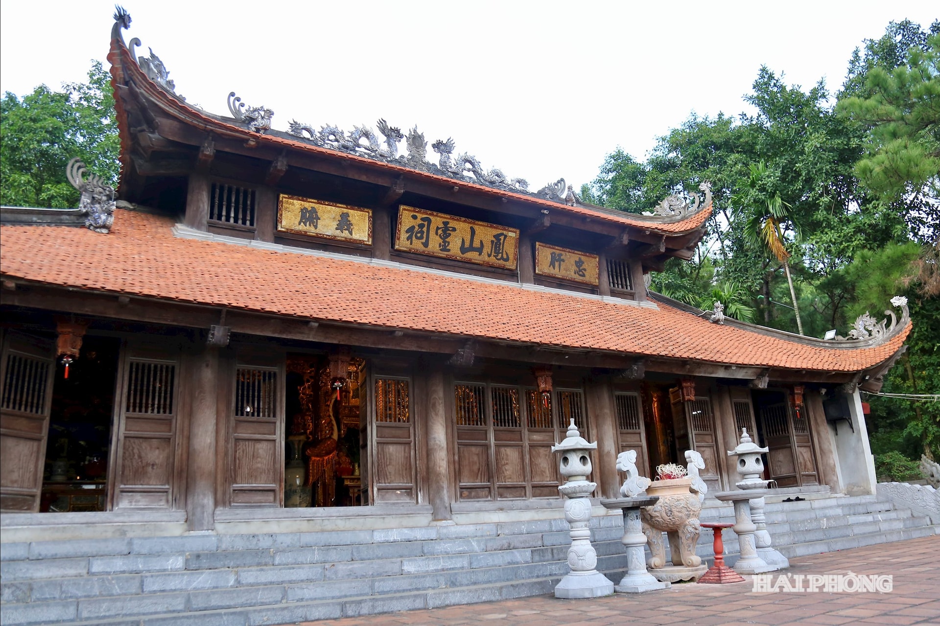 Đền thờ chính tọa lạc trên thế đất cao, rộng, theo phong thủy, đây chính là mắt của chim Phượng. Phía trước đền có núi Ngọc làm tiền án, phía sau có núi Phượng làm hậu trẩm, hai bên là núi Kỳ Lân và núi Phượng Hoàng chầu về. Đền thờ thầy giáo Chu Văn An gồm năm gian tiền tế và một gian hậu cung.