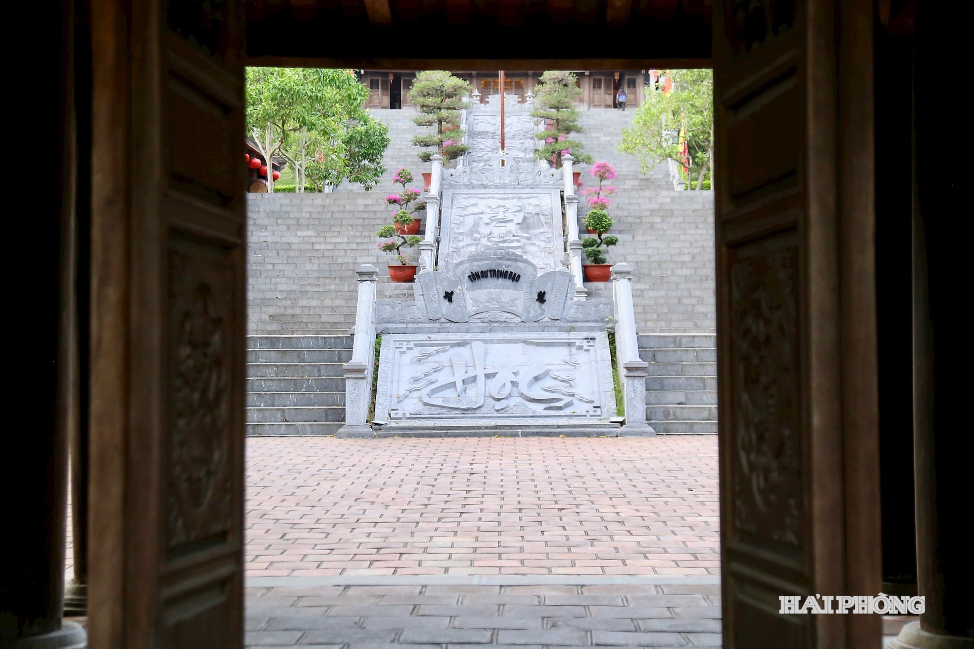 Giữa sân đền, có khắc các chữ 