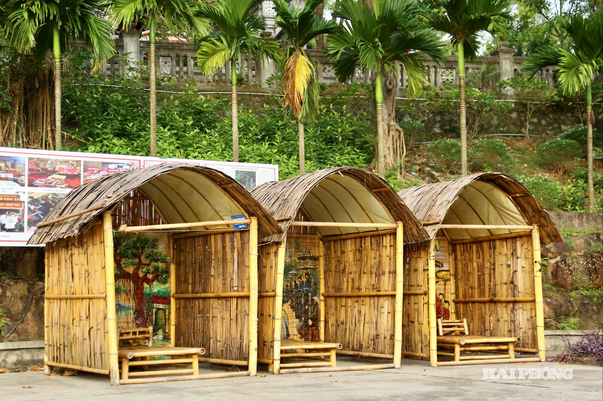 Không gian lều chõng tái hiện quang cảnh trường thi xưa tại khuôn viên đền thờ thầy giáo Chu Văn An được dựng từ năm 2021. Xen kẽ giữa các mô hình chòi canh và lều chõng là các tấm pa-nô in các bài thơ bằng chữ thư pháp trong tập thơ Tiều ẩn thi tập của thầy giáo Chu Văn An và các chữ mà thầy hay cho học trò như chữ tâm, trí, tuệ, minh…