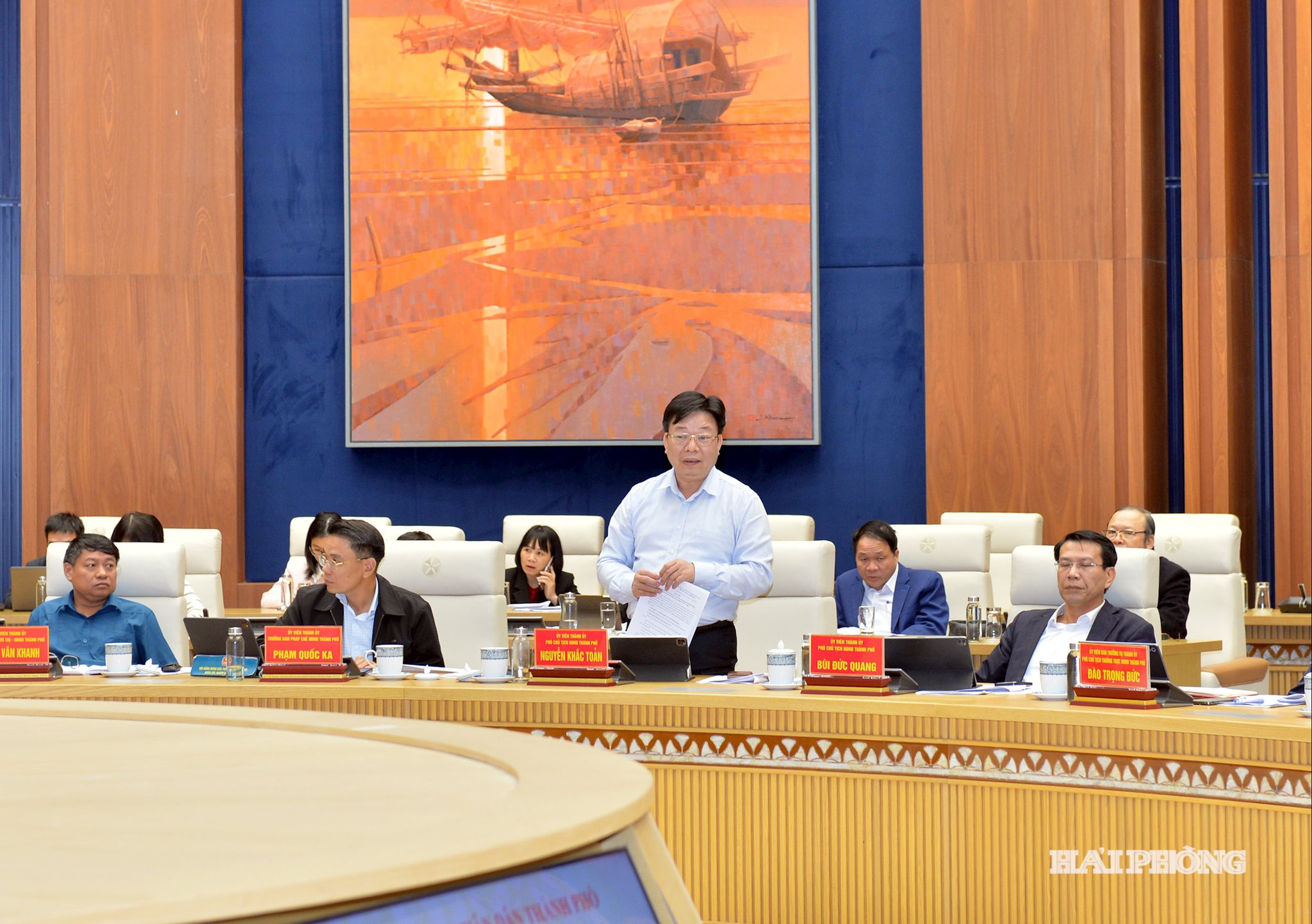 Đồng chí Nguyễn Khắc Toản, Phó chủ tịch Hội đồng nhân dân thành phố phát biểu tại hội nghị