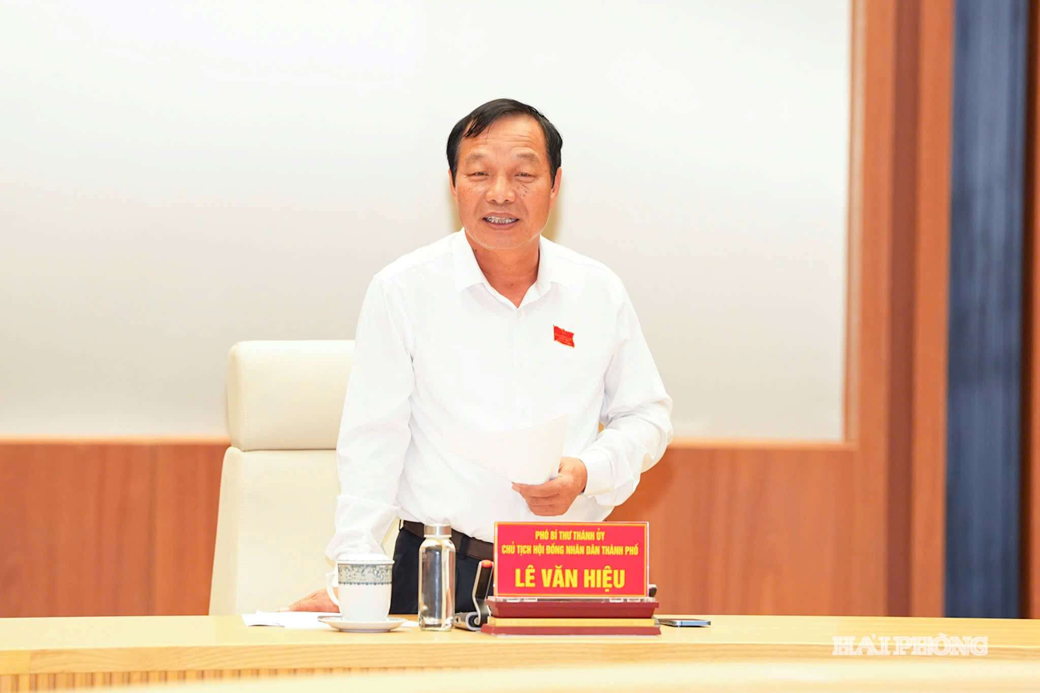 Đồng chí Lê Văn Hiệu, Phó bí thư Thành ủy, Chủ tịch Hội đồng nhân dân thành phố phát biểu tại hội nghị