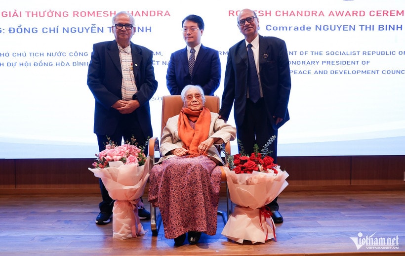 Lễ trao Giải thưởng Hòa bình Romesh Chandra cho bà Nguyễn Thị Bình. (Nguồn: Báo Vietnamnet)