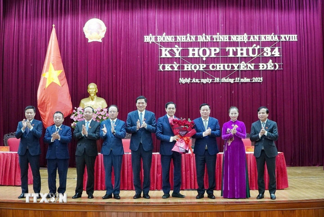 Lãnh đạo tỉnh Nghệ An chúc mừng ông Võ Trọng Hải được bầu làm Chủ tịch Ủy ban Nhân dân tỉnh. (Ảnh: Trịnh Duy Hưng/TTXVN) ttxvn-ong-vo-trong-hai.jpg