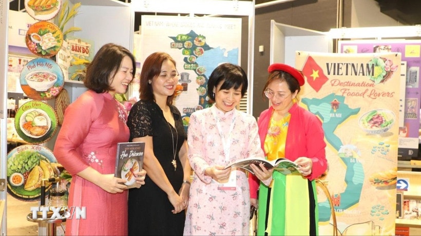 Tổng Lãnh sự Việt Nam tại Hong Kong và Macau Lê Đức Hạnh cùng các cán bộ kiểm tra nội dung chuẩn bị trưng bày tại triển lãm. (Ảnh minh họa. Nguồn: Xuân Vịnh/TTXVN).