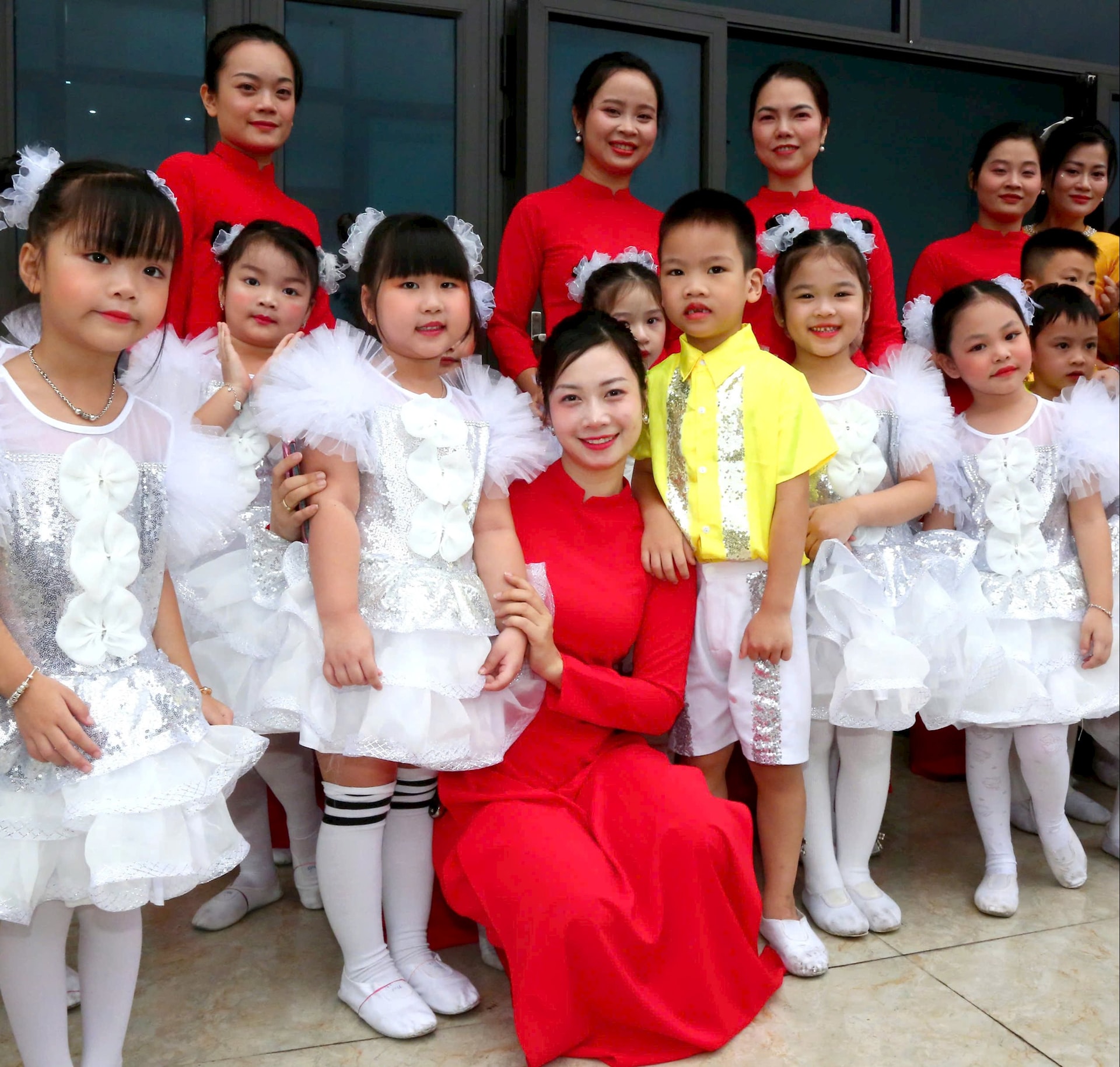 Cô trò Trường mầm non Đông Hải vui mừng chào đón Ngày Nhà giáo Việt Nam.