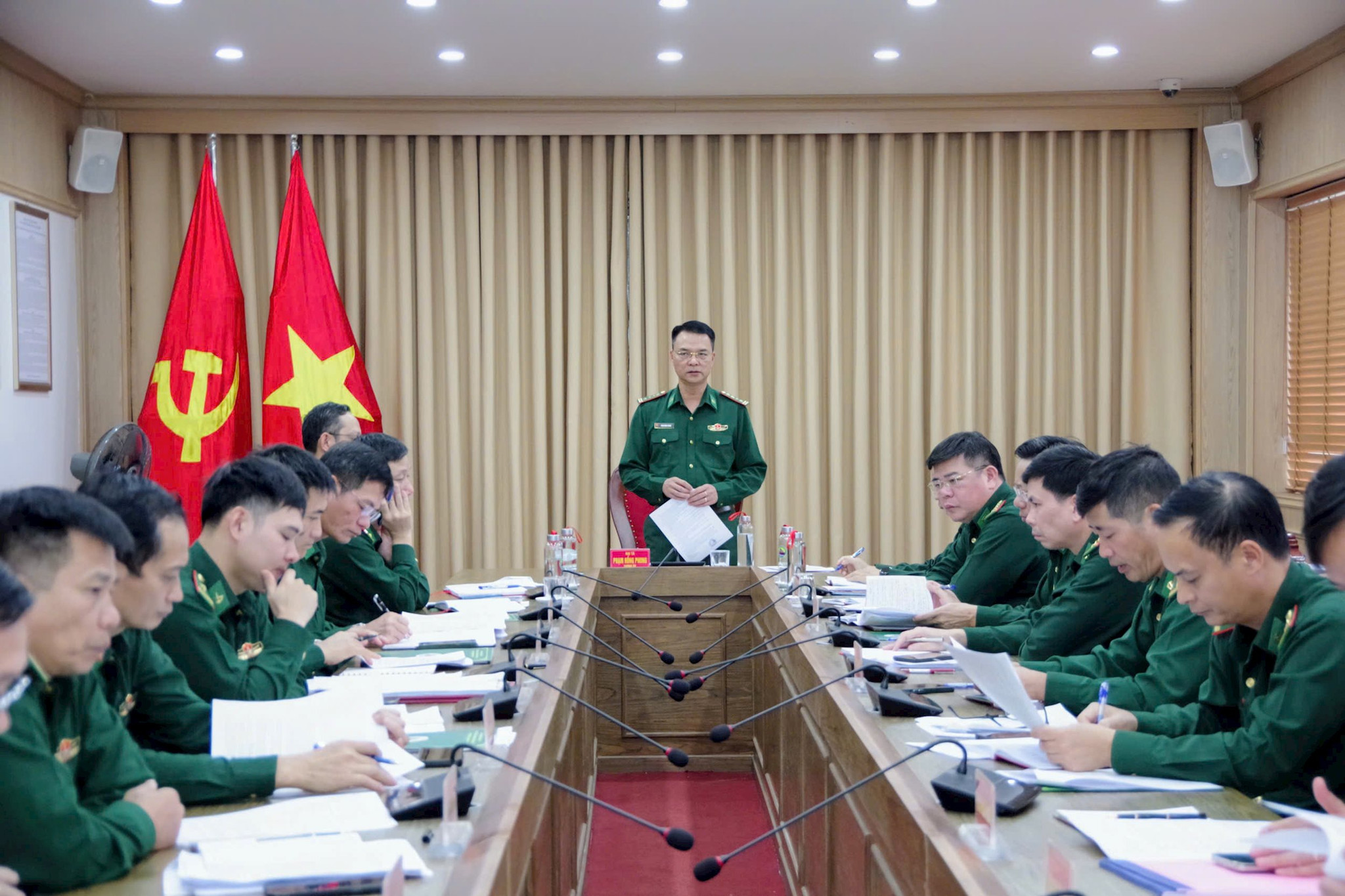 Đại tá Phạm Hồng Phong, Bí thư Đảng ủy, Chính ủy Bộ đội Biên phòng thành phố Hải Phòng chủ trì hội nghị
