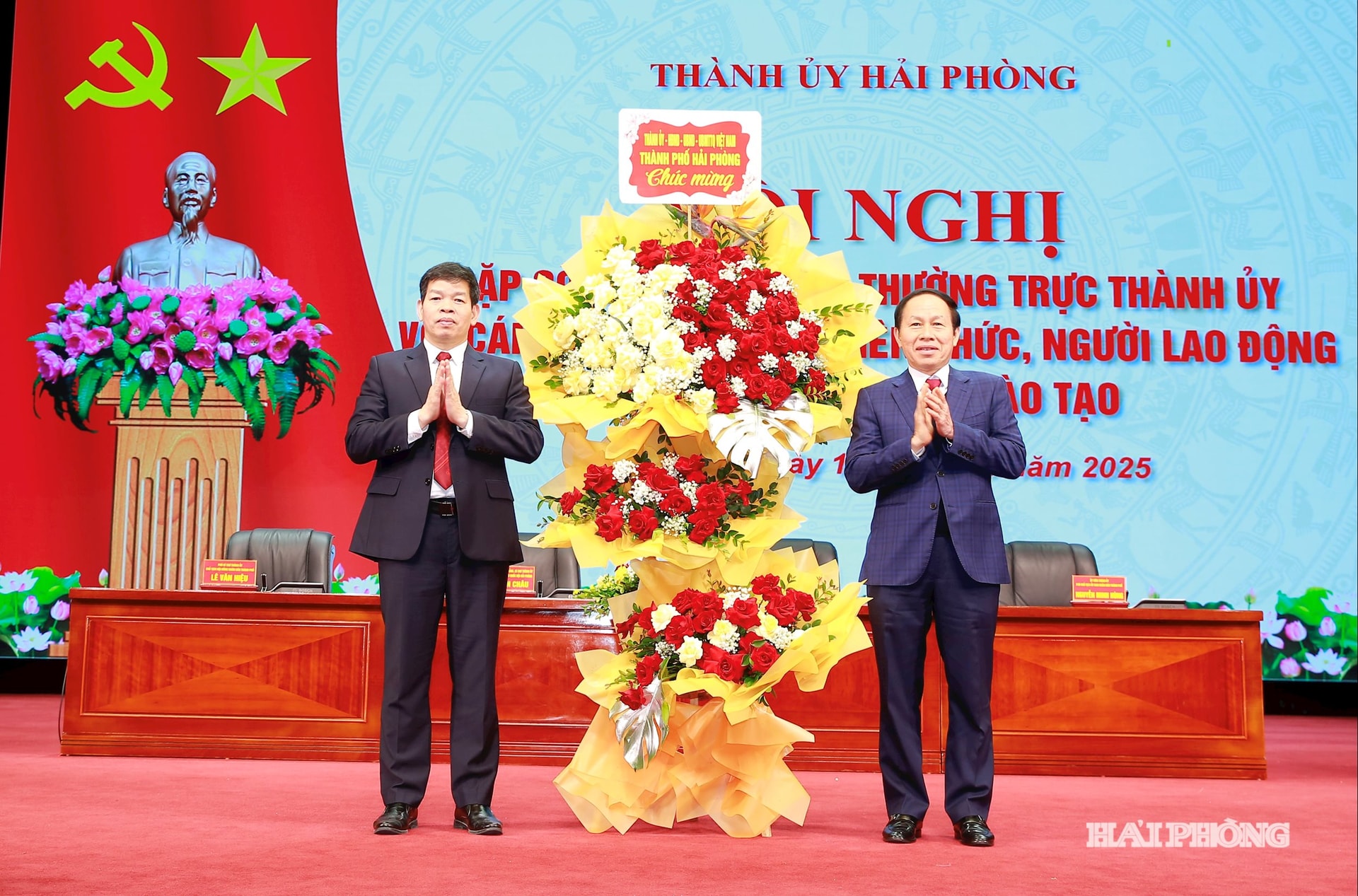 Đồng chí Lê Tiến Châu, Uỷ viên Trung ương Đảng, Bí thư Thành uỷ, Trưởng đoàn đại biểu Quốc hội Hải Phòng tặng hoa chúc mừng ngành giáo dục.