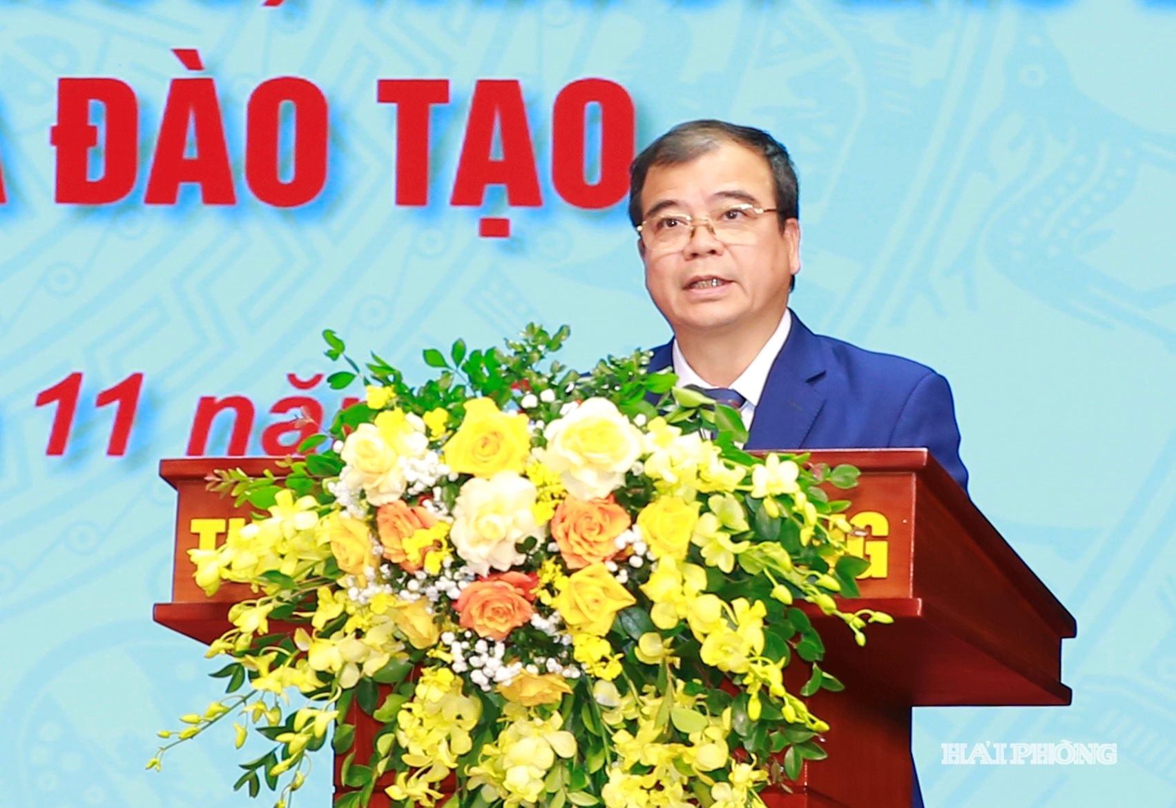 Đồng chí Nguyễn Minh Hùng, Phó chủ tịch UBND thành phố trình bày báo cáo.tổng hợp ý kiến.