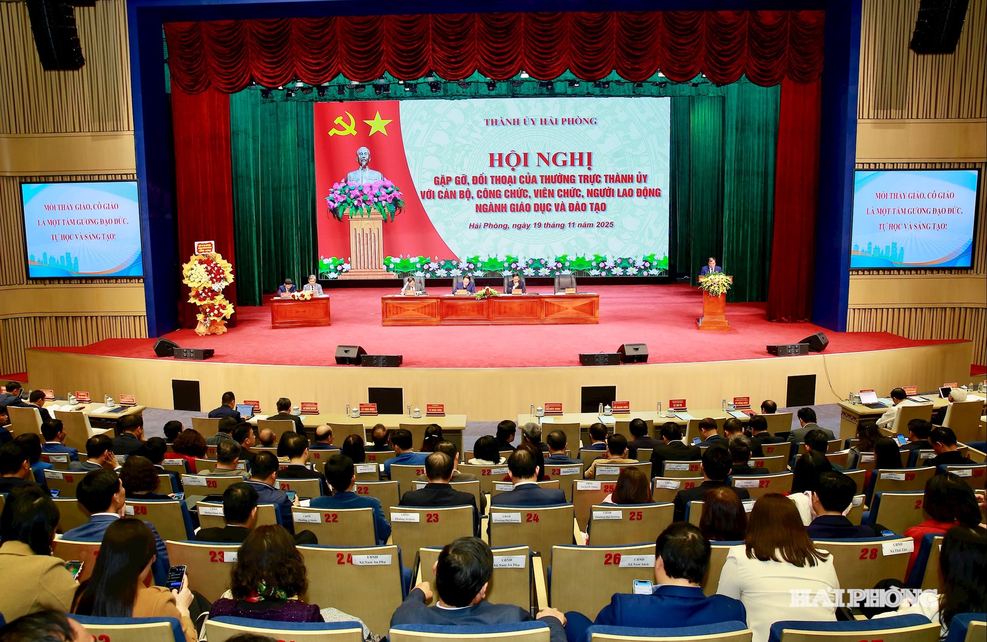 Quang cảnh hội nghị gặp gỡ.