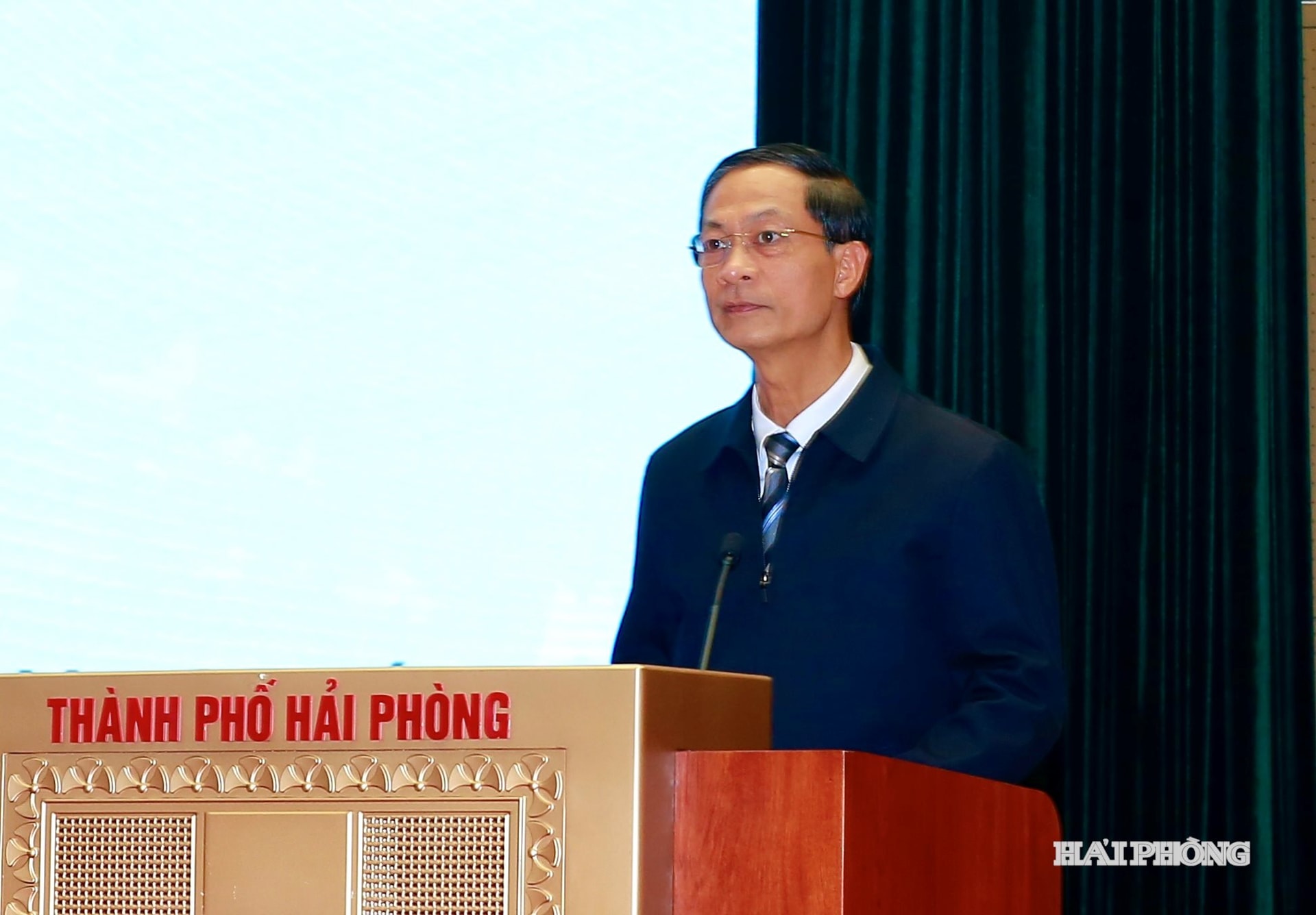 Đồng chí Đỗ Mạnh Hiến, Phó bí thư Thường trực Thành uỷ truyền đạt một số nội dung nghị quyết.