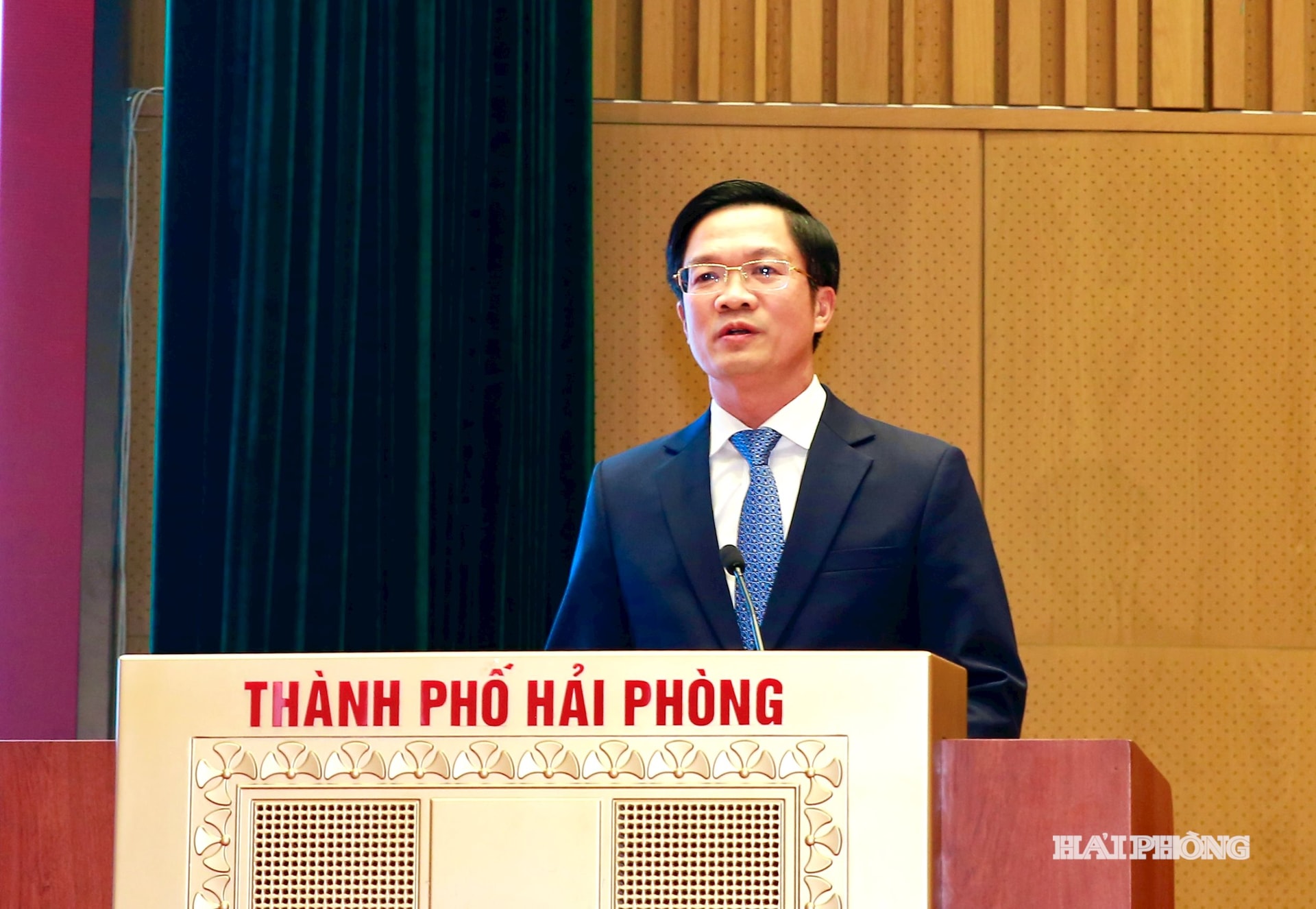 Đồng chí Phạm Văn Lập, Phó bí thư Thành uỷ, Chủ tịch UBMTTQ Việt Nam thành phố truyền đạt một số nội dung về đổi mới phương thức hoạt động của MTTQVN thành phố.