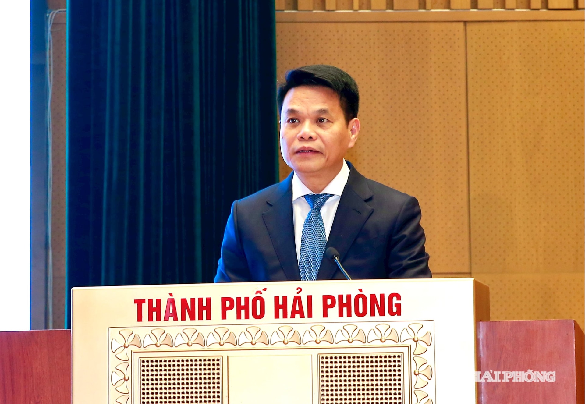 Đồng chí Lê Ngọc Châu, Phó bí thư Thành uỷ, Chủ tịch UBND thành phố truyền đạt một số nội dung Nghị quyết về phát triển kinh tế thanh