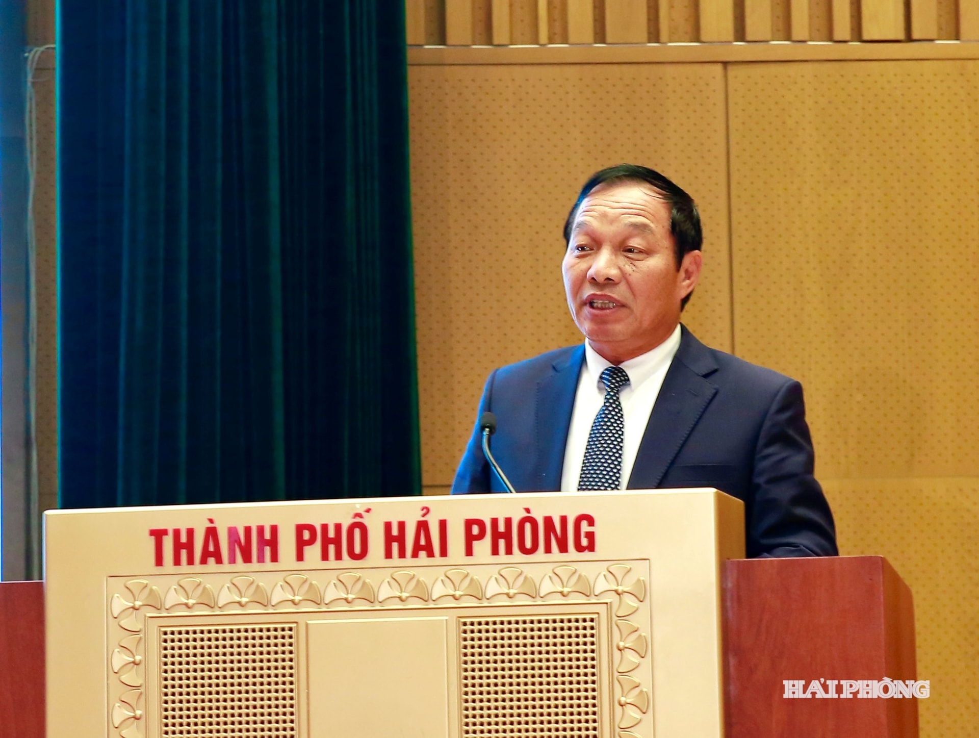 Đồng chí Lê Văn Hiệu, Phó bí thư Thành uỷ, Chủ tịch HĐND thành phố truyền đạt nội dung đổi mới các hoạt động của HĐND thành phố.